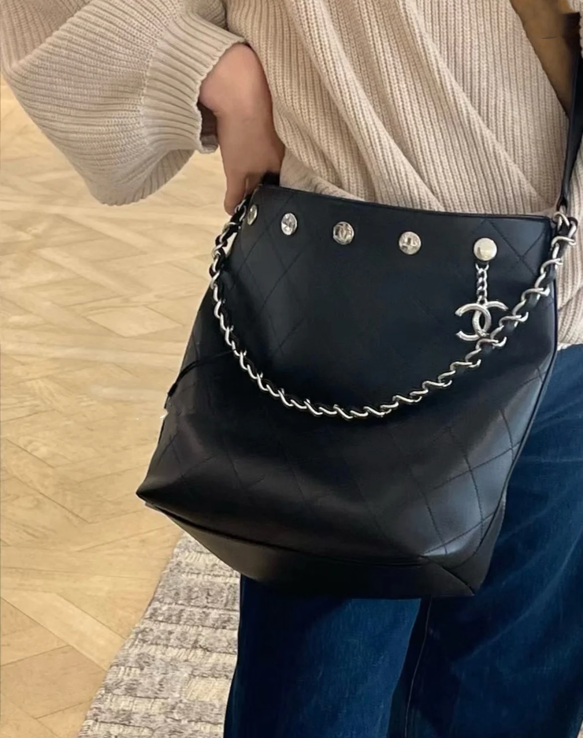 Сумка Chanel в стиле хиппи с золотой монетой 25 пенсов — черно-серебряная.