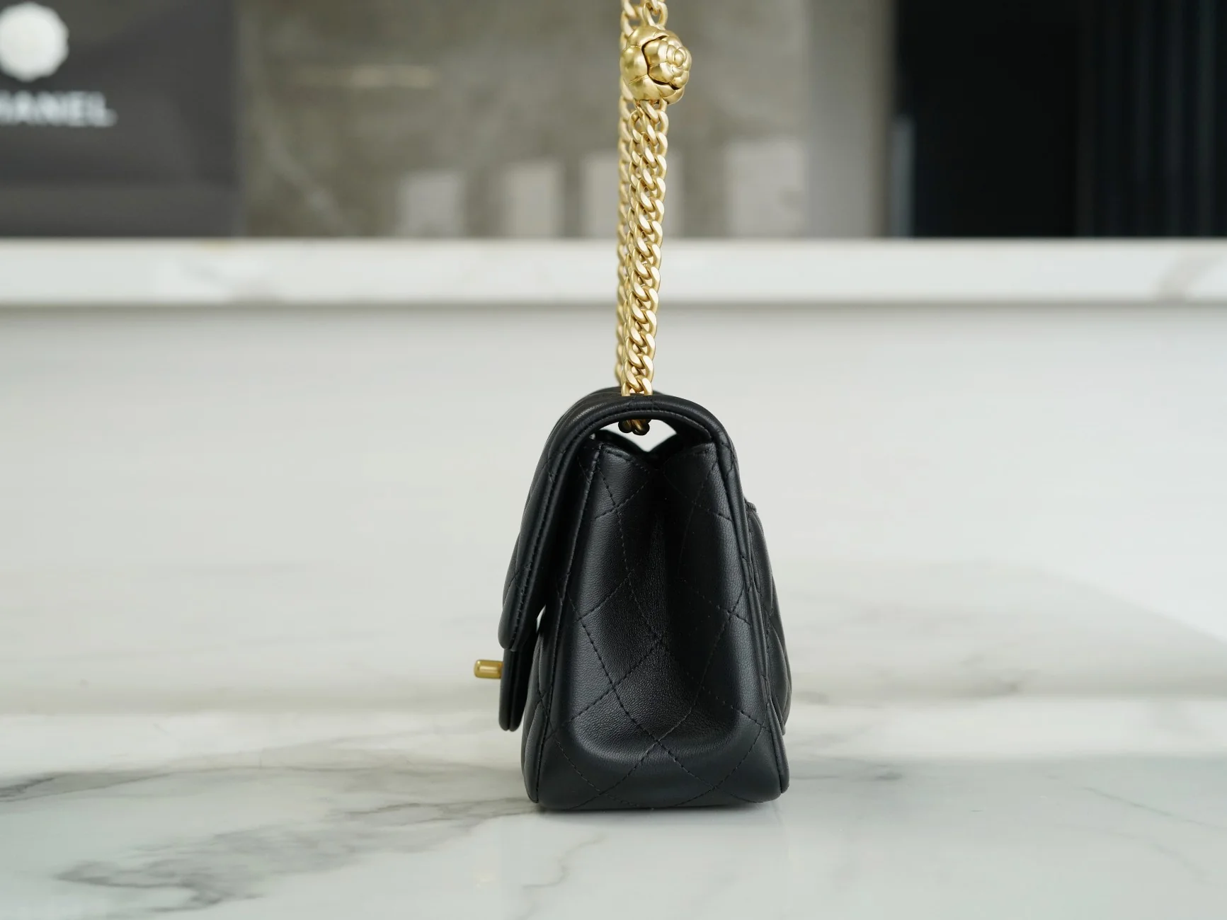 Пряжка Chanel 23 в стиле ?Камелия? — черная.