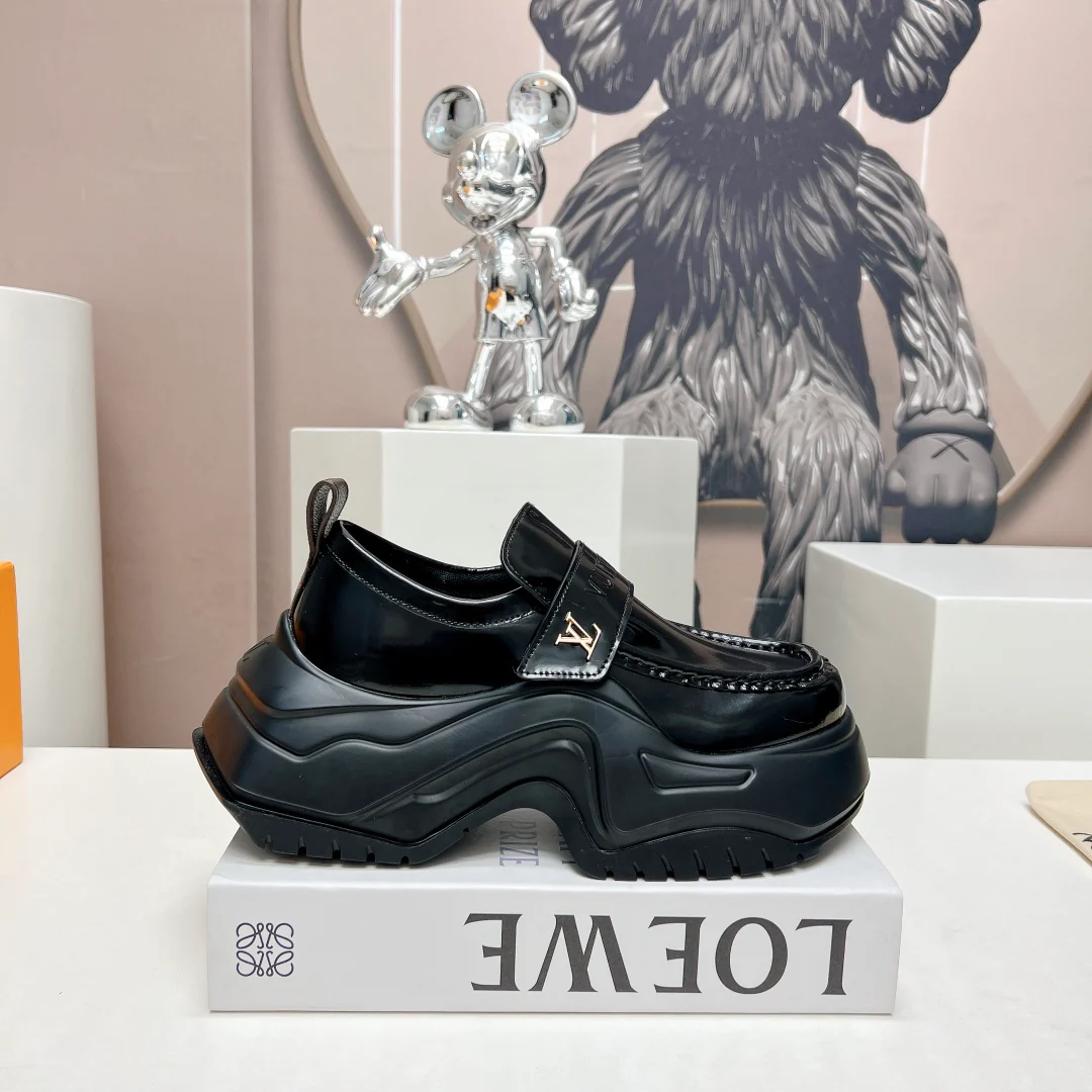 Весенняя новинка LV 2023 — повседневные туфли на платформе с закругленным носком.
