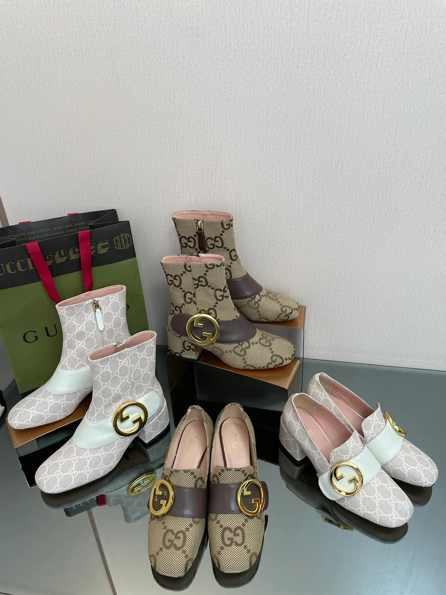 Gucci - Закрытые туфли - Ботильоны - Монограммный узор - Изображение из коллекции