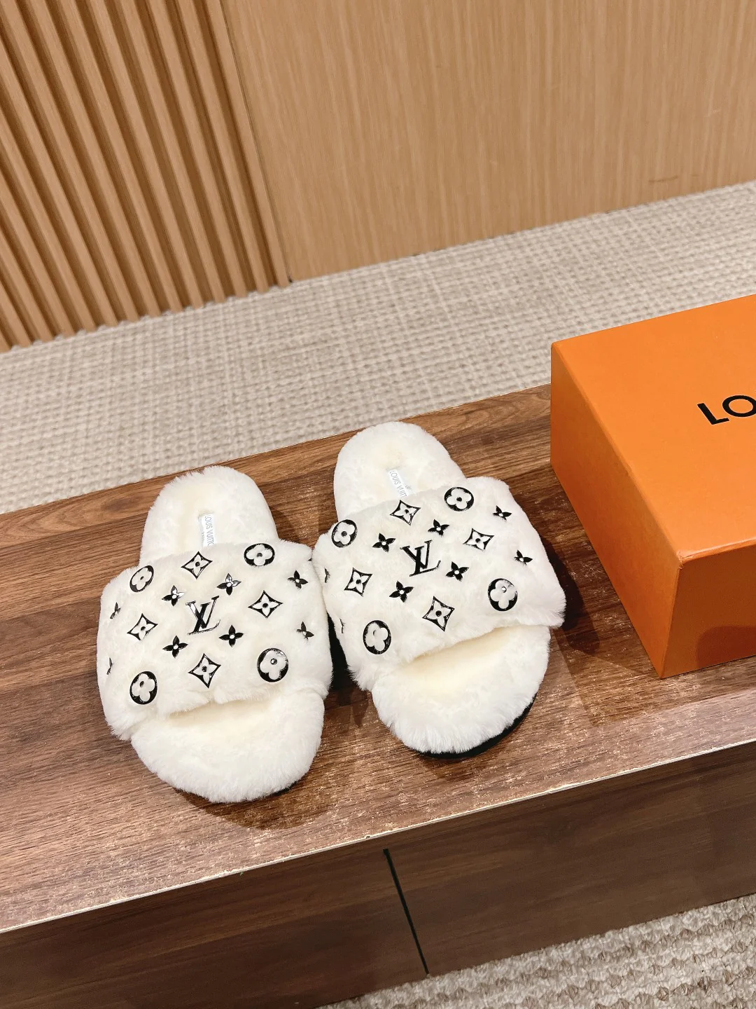 LV-2024 Плоские шерстяные жаккардовые тапочки с логотипом - белые