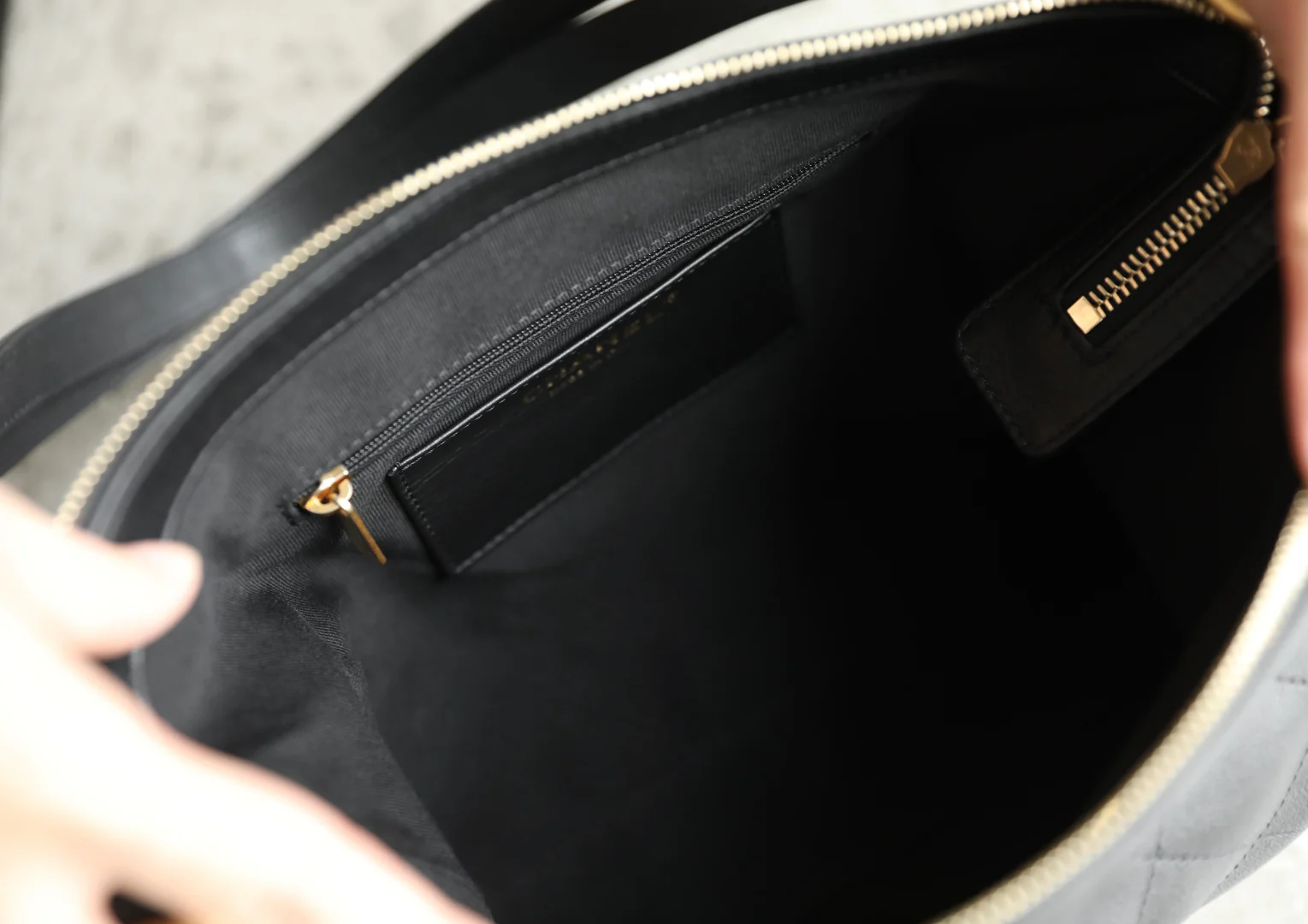 Рюкзак Chanel весна/лето 2020, маленький, черный с золотой пряжкой.