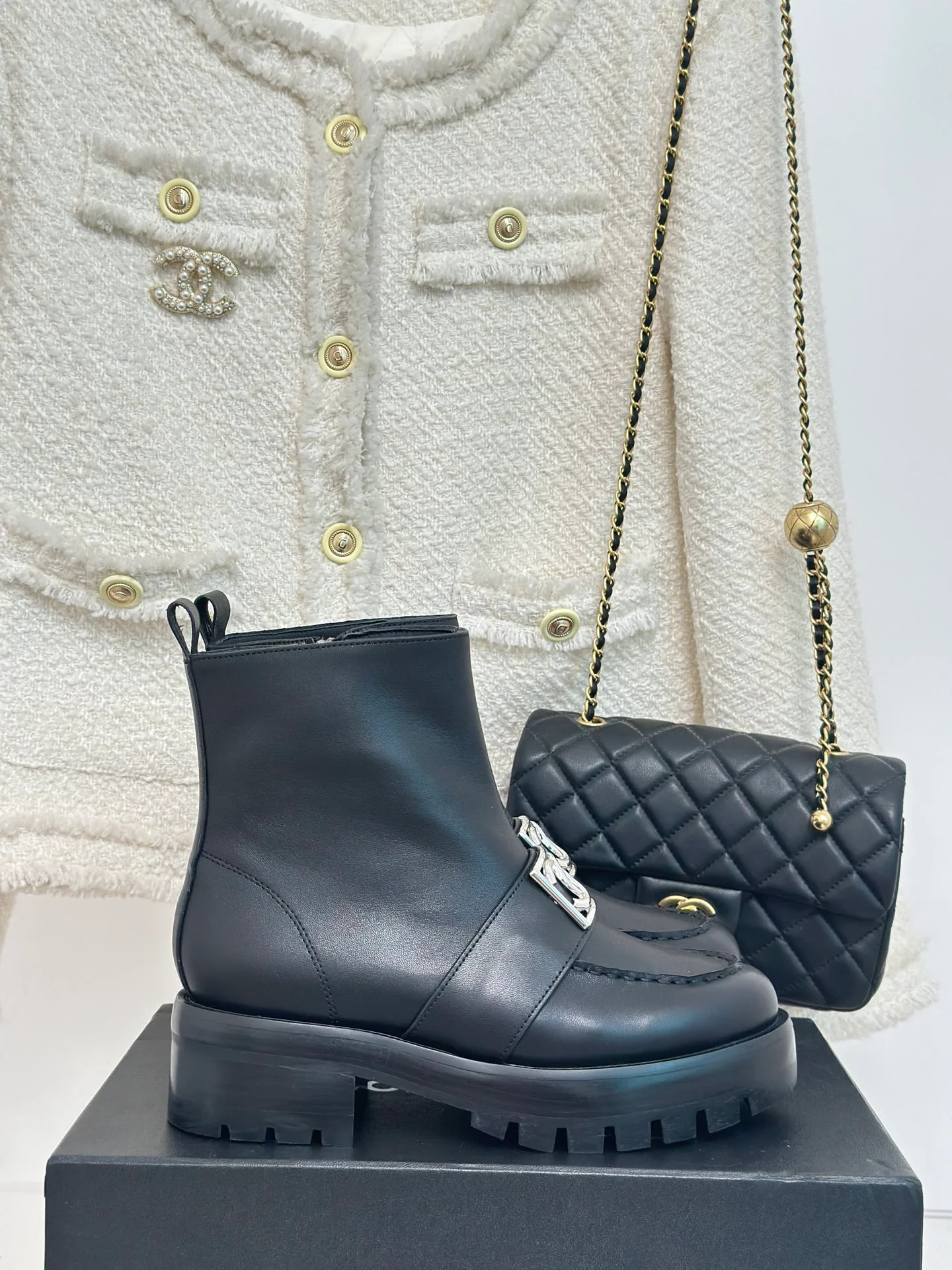 Новинка сезона осень/зима 2023 от Chanel - Ботильоны на массивном каблуке с квадратной пряжкой - Черные