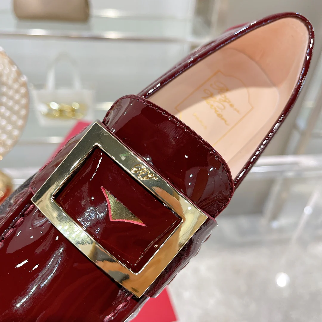 Лоферы из лакированной кожи с металлическими пряжками — бордовые.