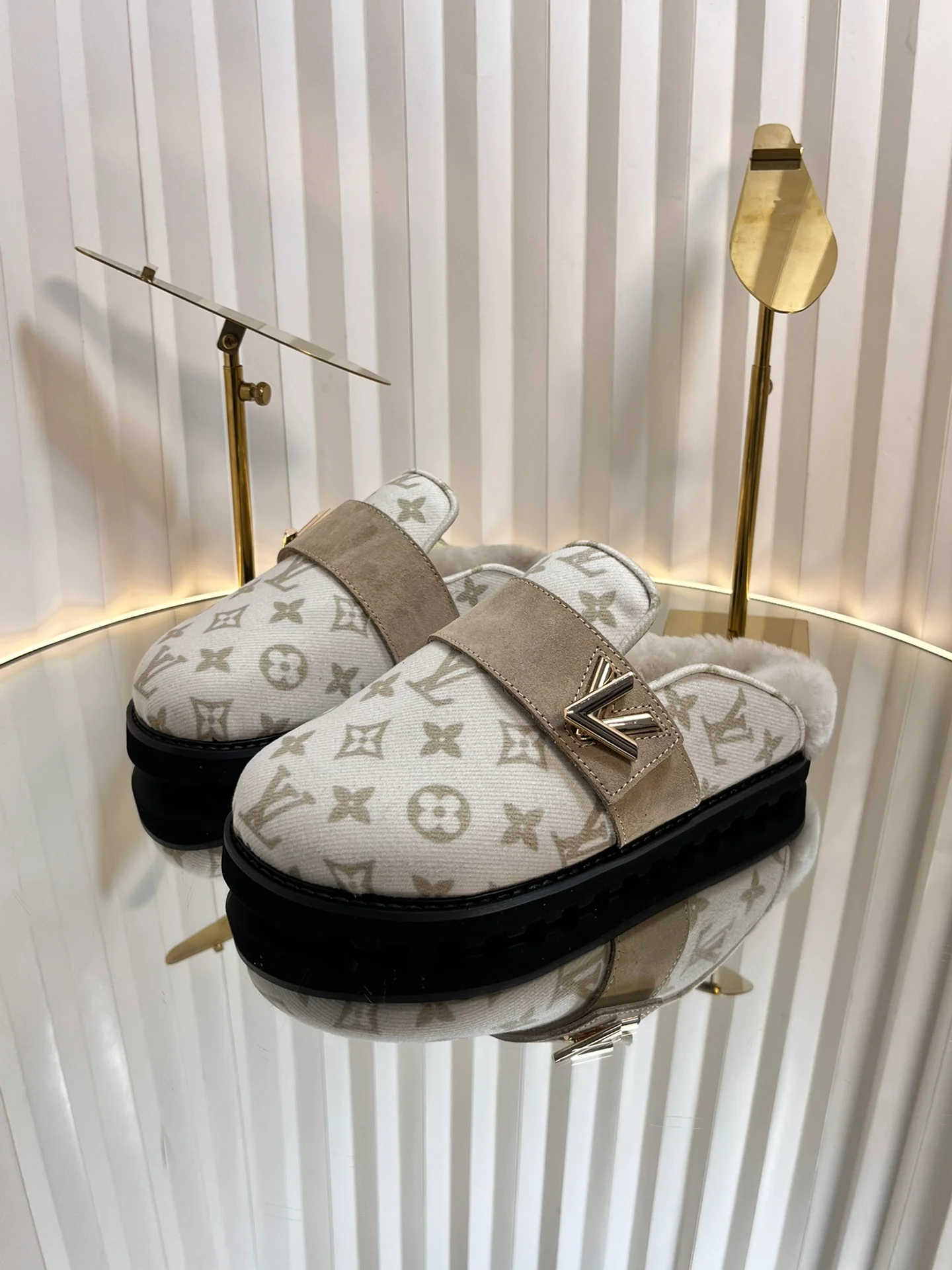 Тапочки с логотипом LV-2024 — кофейного цвета.