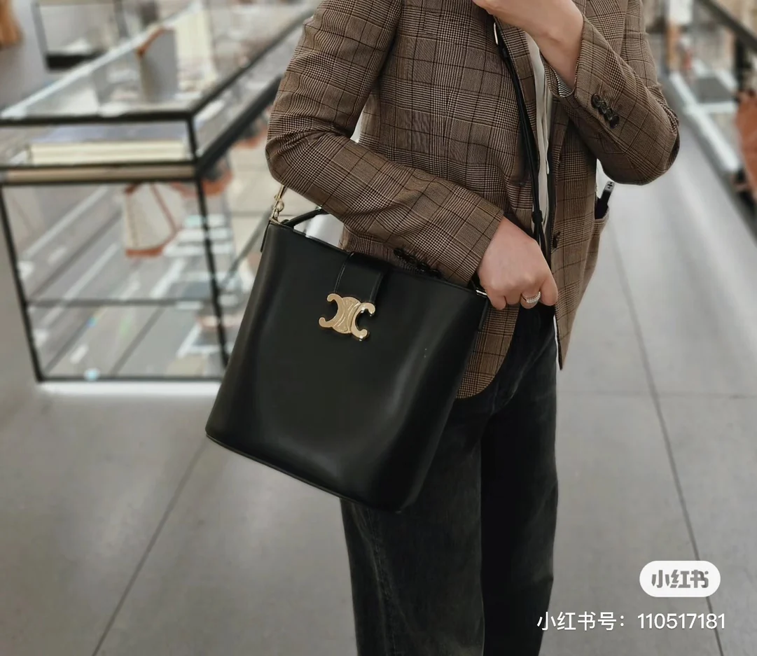 Кожаная сумка-ведро Celine Triomphe - черная