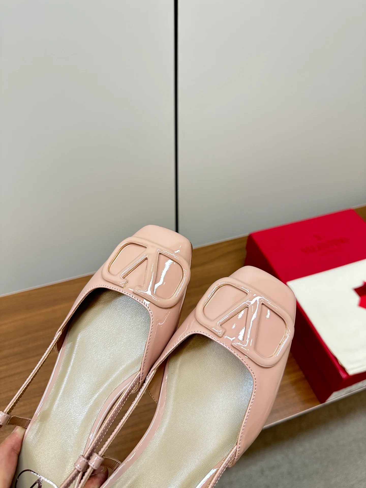 Новинка сезона весна/лето 2023 от Valentino - розовые сандалии на плоской подошве с V-образным ремешком.