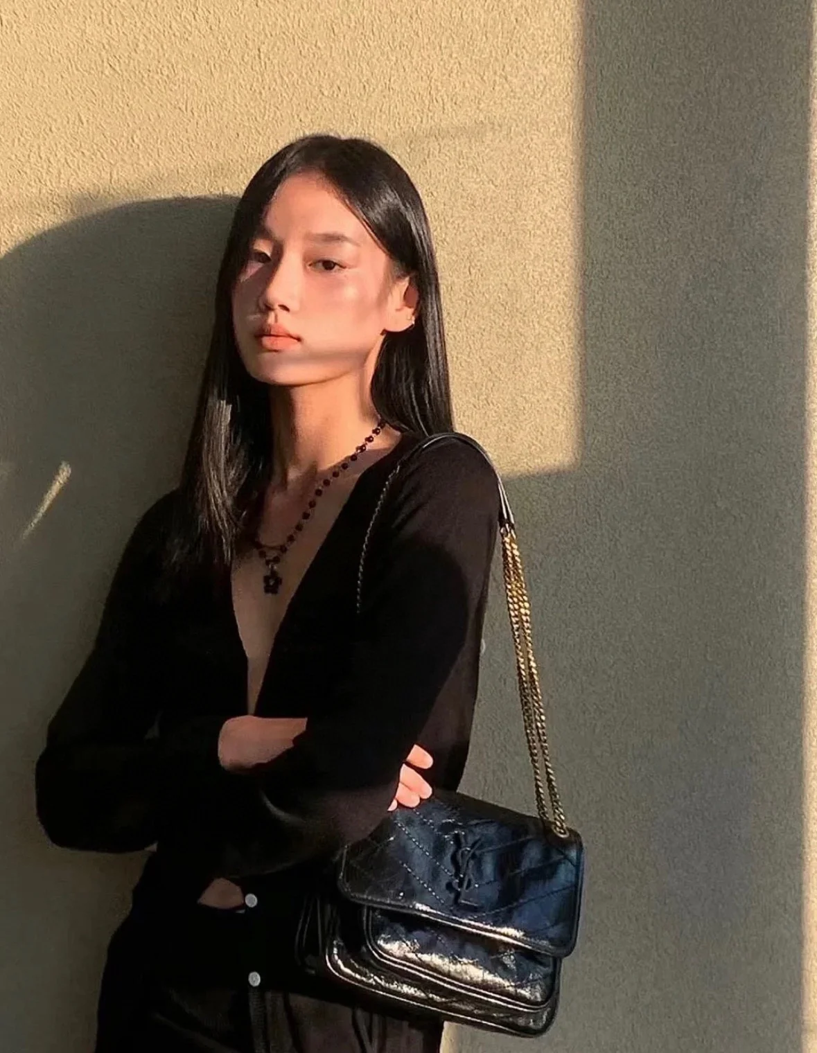 YSL Niki Baby 22 см, кожаный ремешок, черный, с золотой цепочкой