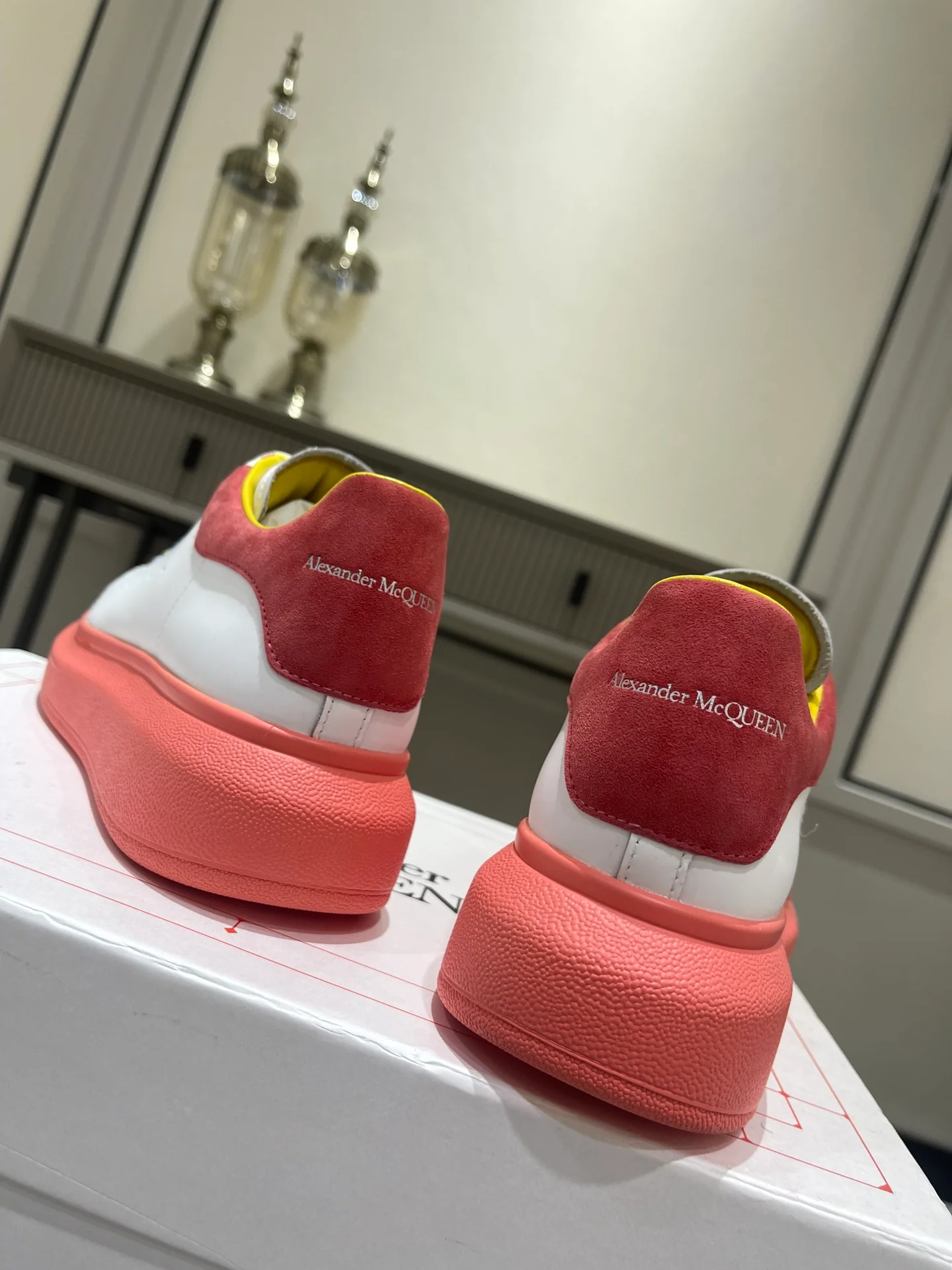 Классические белые кроссовки McQueen - цвет 