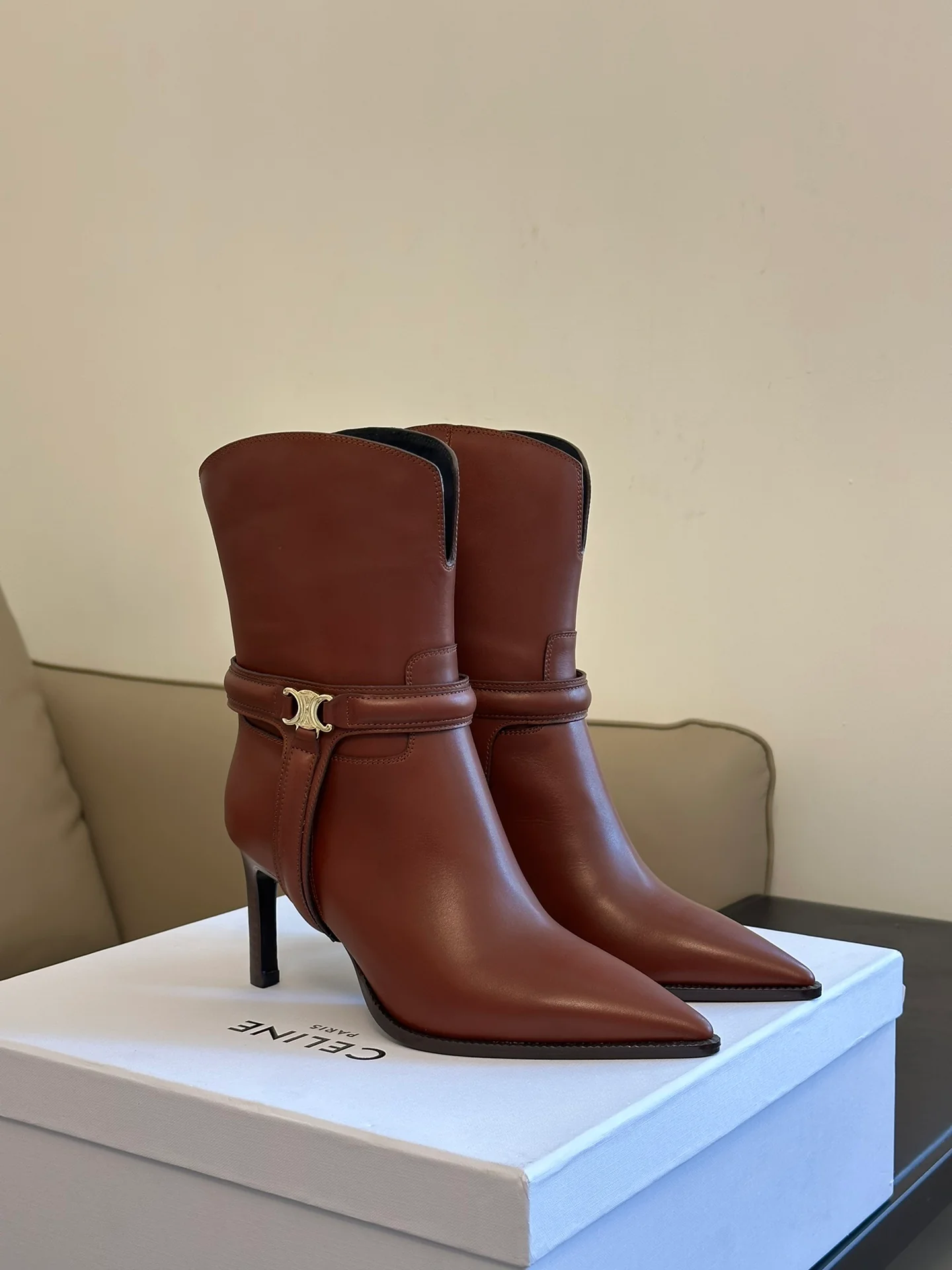 Новинка сезона осень/зима 2023 от Celine - ботильоны на шпильке - кофейного цвета.