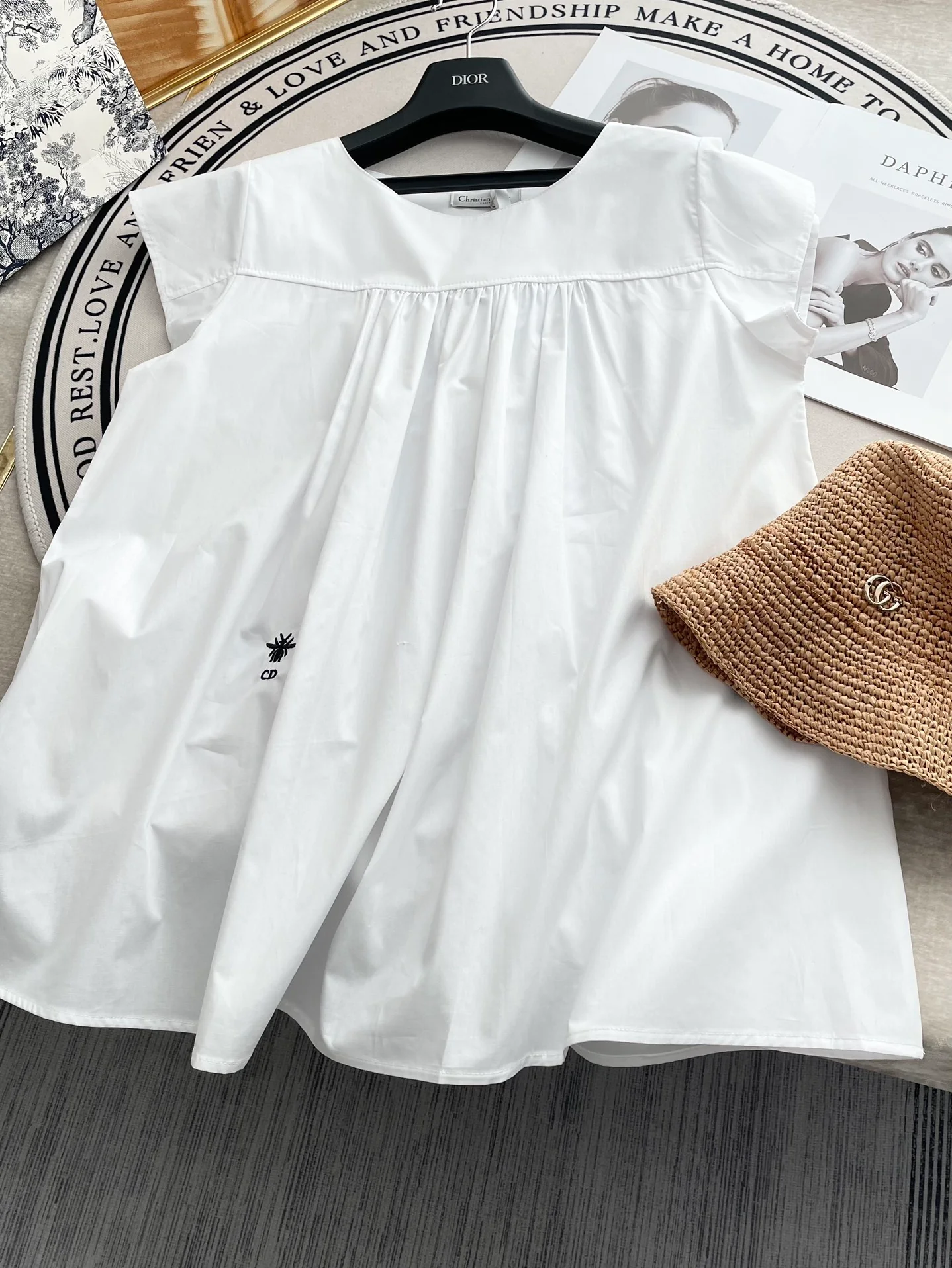 Рубашка-бэбидолл Dior 2403 с вышитой пчелой - белая