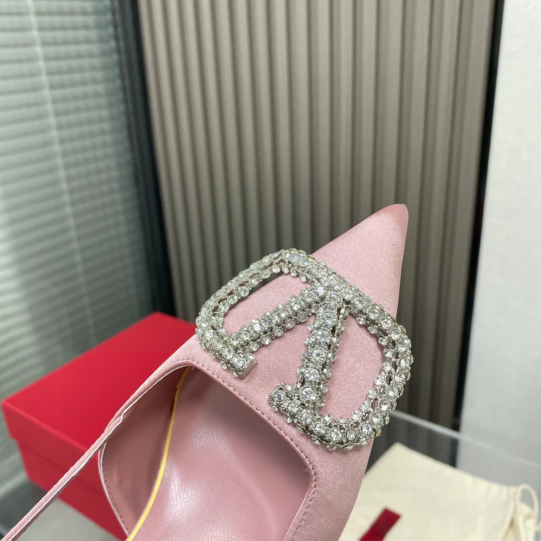 Valentino - Новейшая коллекция бутика - Сандалии и туфли на каблуке с V-образными замшевыми вставками - 2