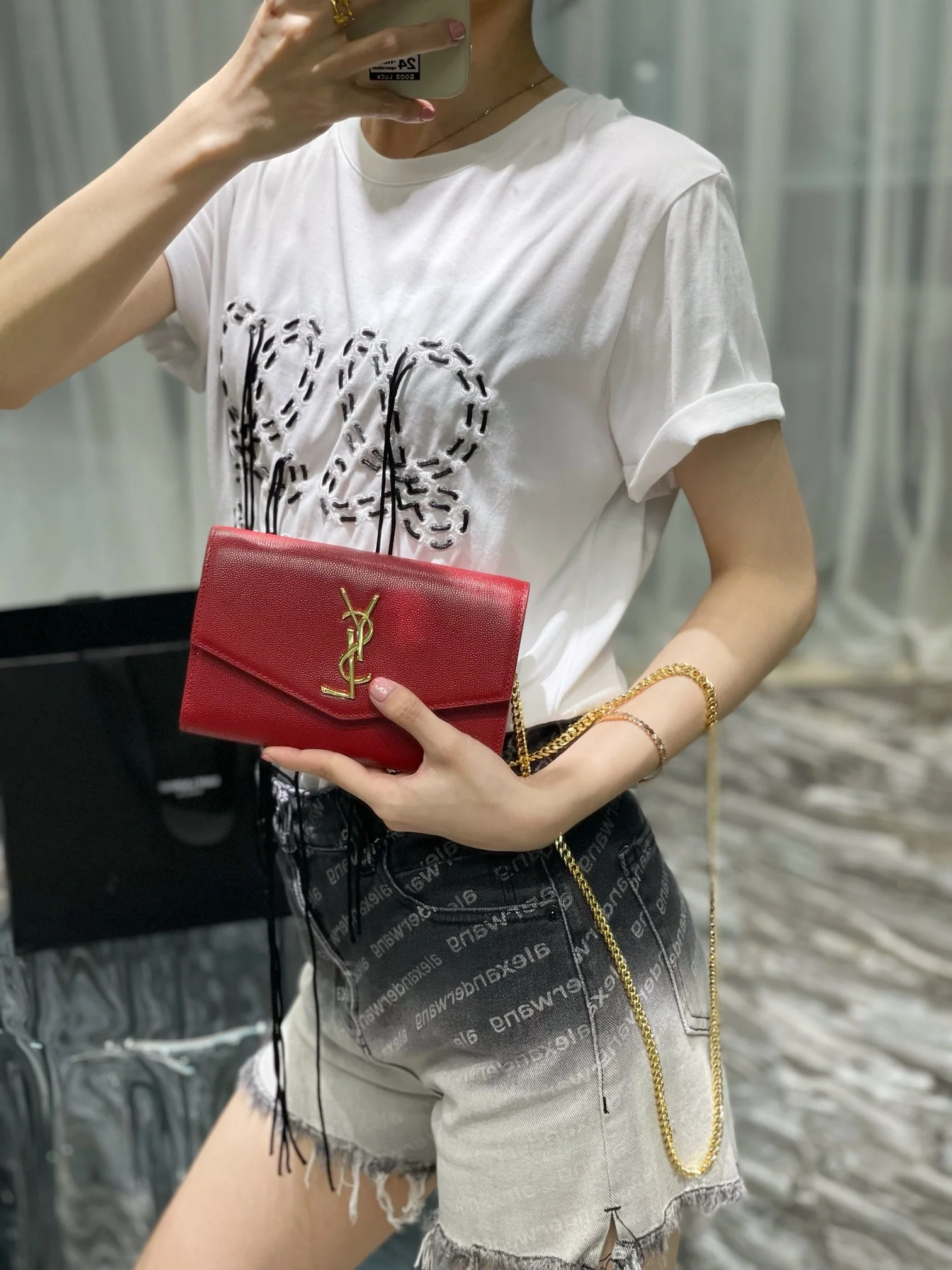 Мини-сумочка/сумка через плечо YSL Sac-de-jour с тиснением под крокодиловую кожу, красная.
