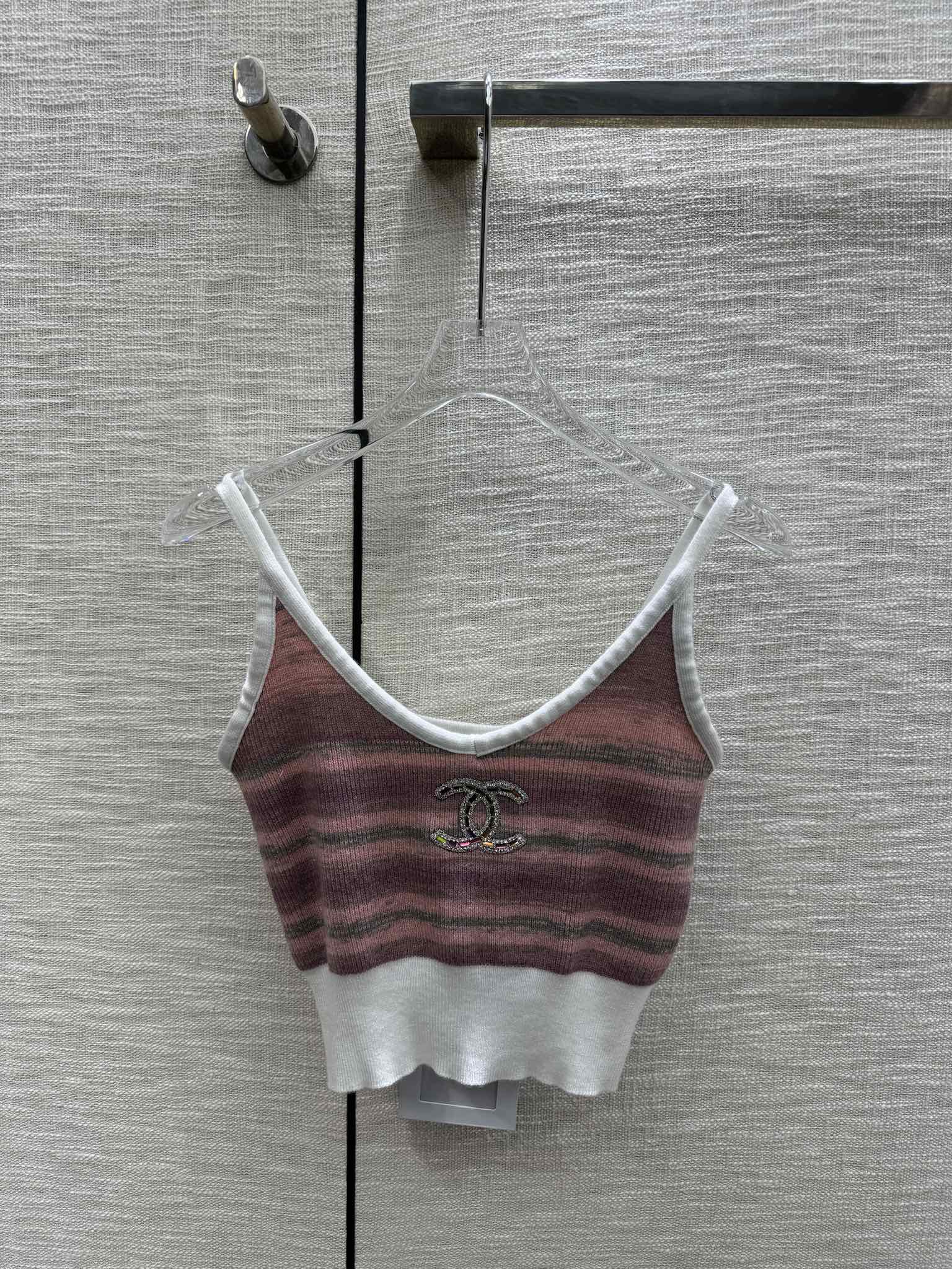 Chanel 2403 - Вязаная майка с V-образным вырезом и полосатым узором в стиле колор-блок