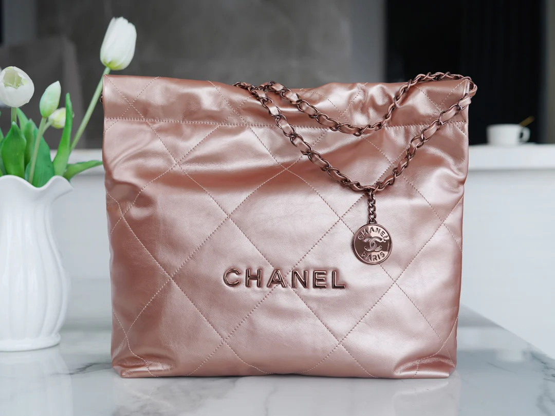 Сумка Chanel No. 22 — сезонный цвет ?розовое золото?.