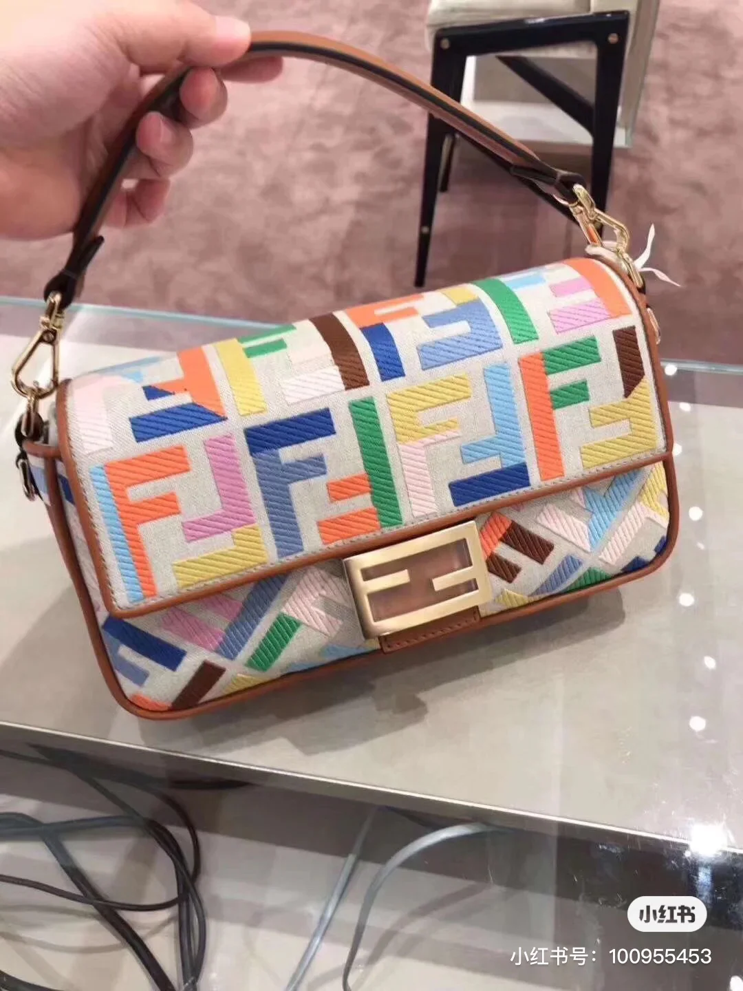 Сумка-багет Fendi — бежевая льняная с красочной вышивкой.