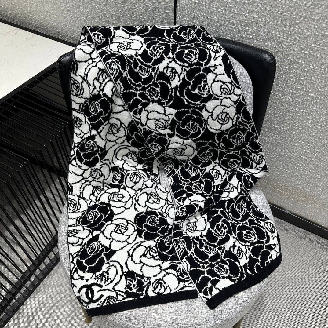 Новый черно-белый кашемировый шарф Chanel с камелиями, 2023 год.