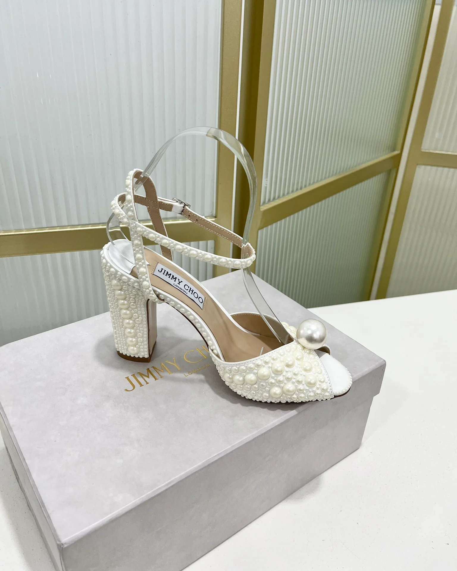 Сандалии Jimmy Retro Pearl Series на толстом каблуке средней высоты - белые.