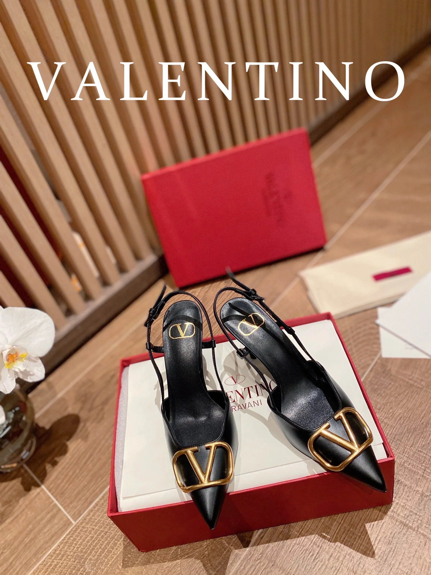Туфли Valentino на каблуке с V-образной пряжкой из бронзы и открытой пяткой — черные.