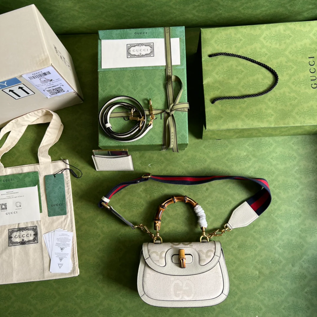 Сумка Gucci из бамбука с маленькой ручкой.