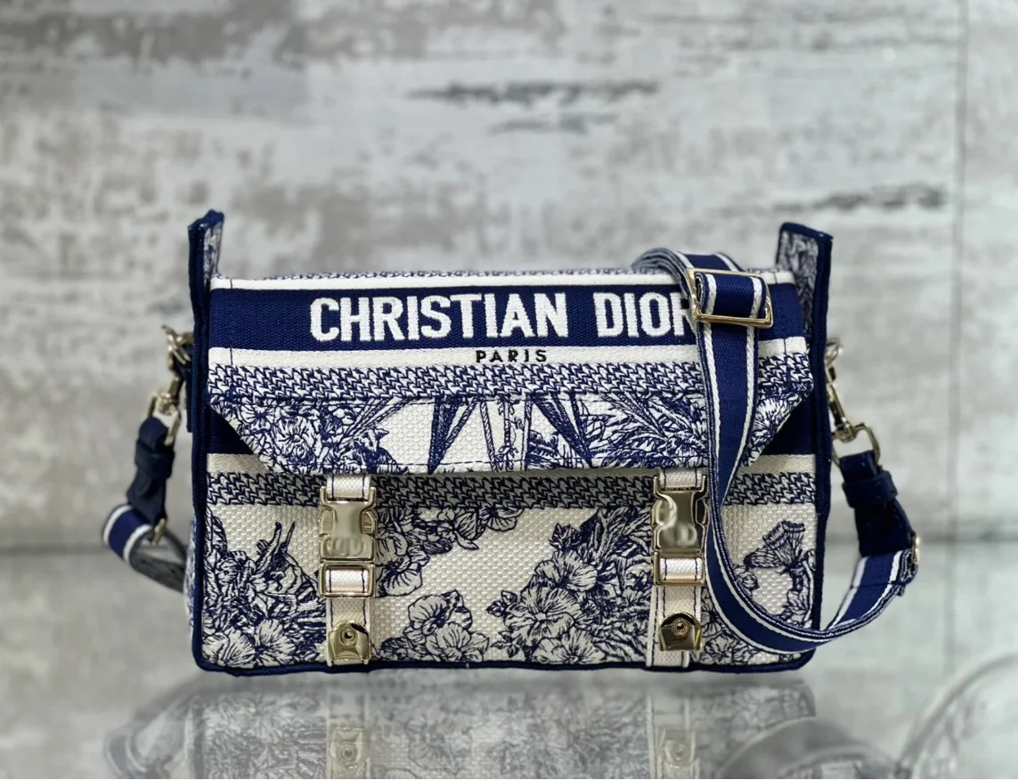 Сумка-мессенджер Dior с вышивкой - 23х8х15 см