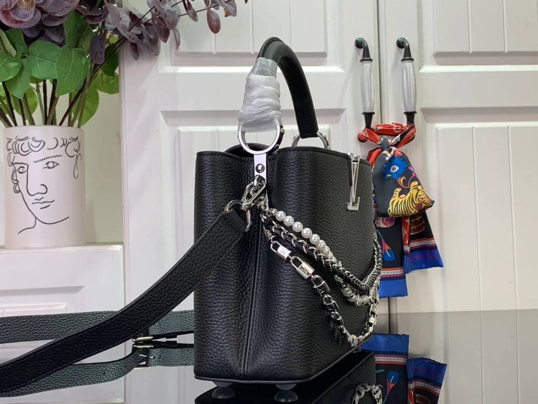 LV Capucines BB - Черная кожаная сумочка с жемчужной цепочкой