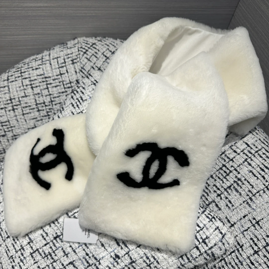 Новый шарф Chanel Double C из коллекции осень/зима 2023 — белый.