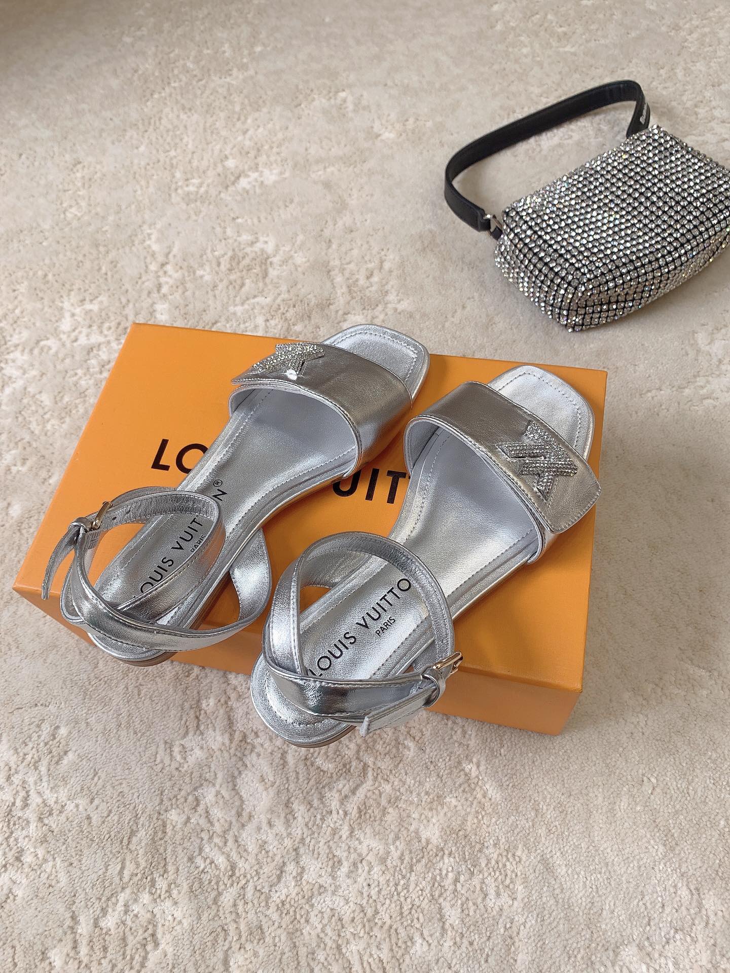 Новинка сезона весна/лето 2023 от LV - Сандалии на плоской подошве - Серебристые