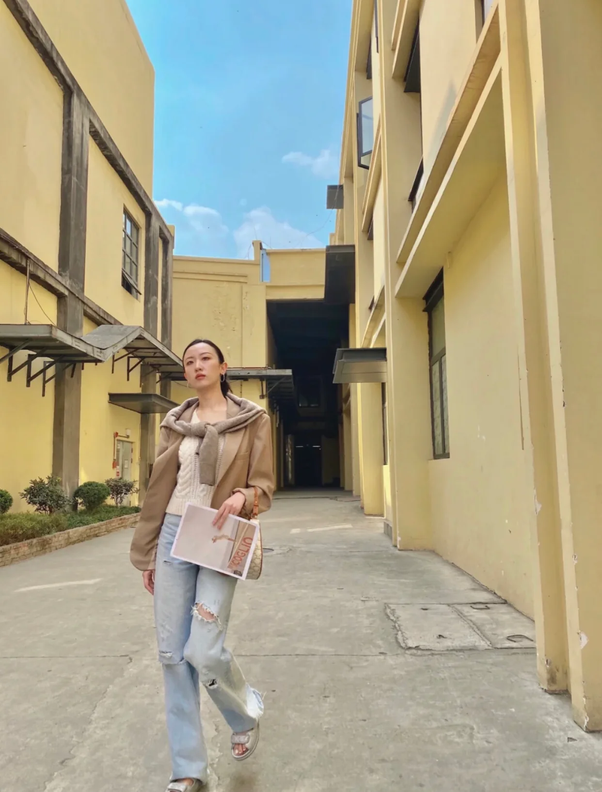 Сумка Celine Ava Triomphe из канваса — белая с монограммой.