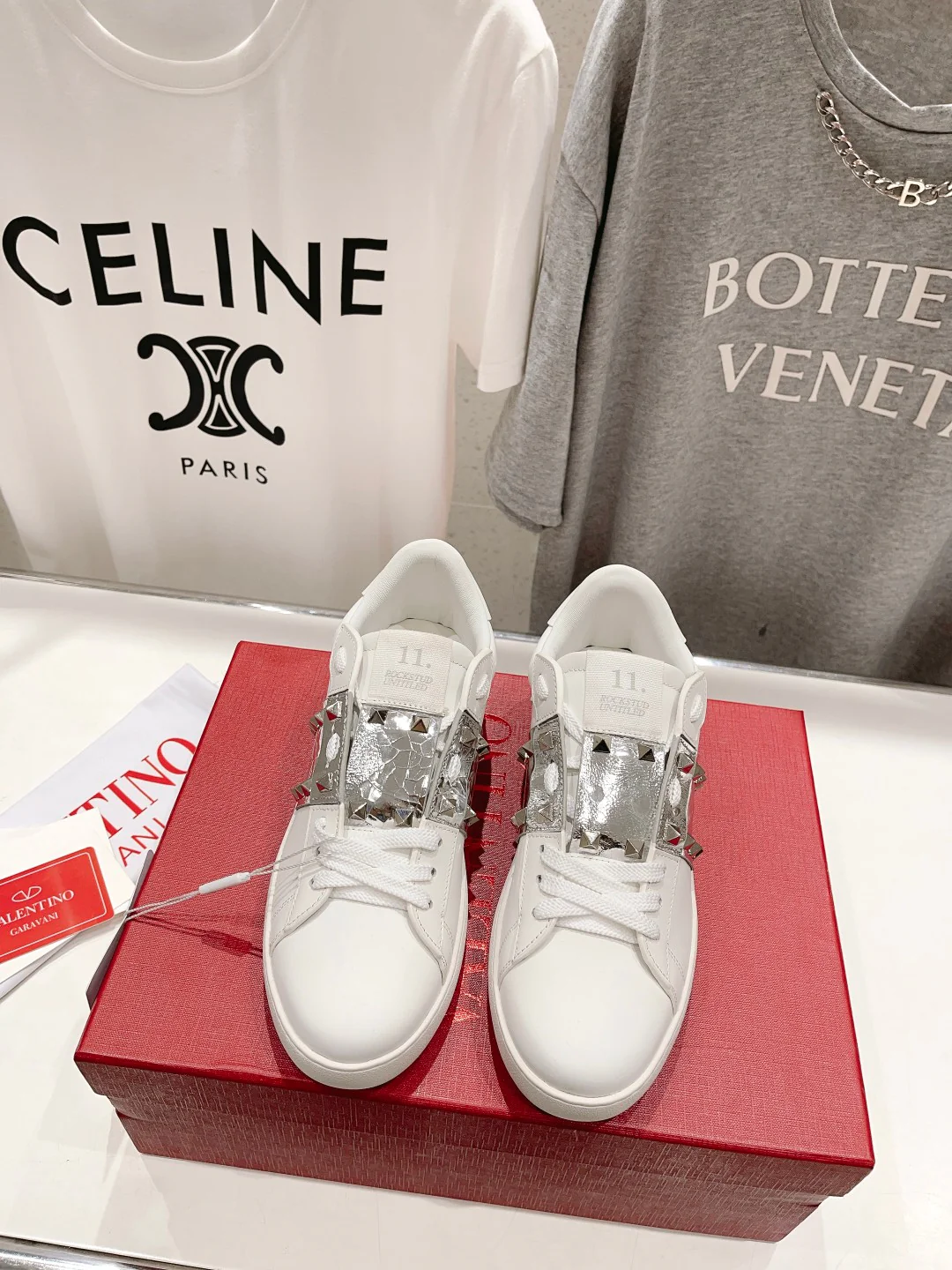 Новинка Valentino 2023 года - Белые повседневные кроссовки - Серебристые