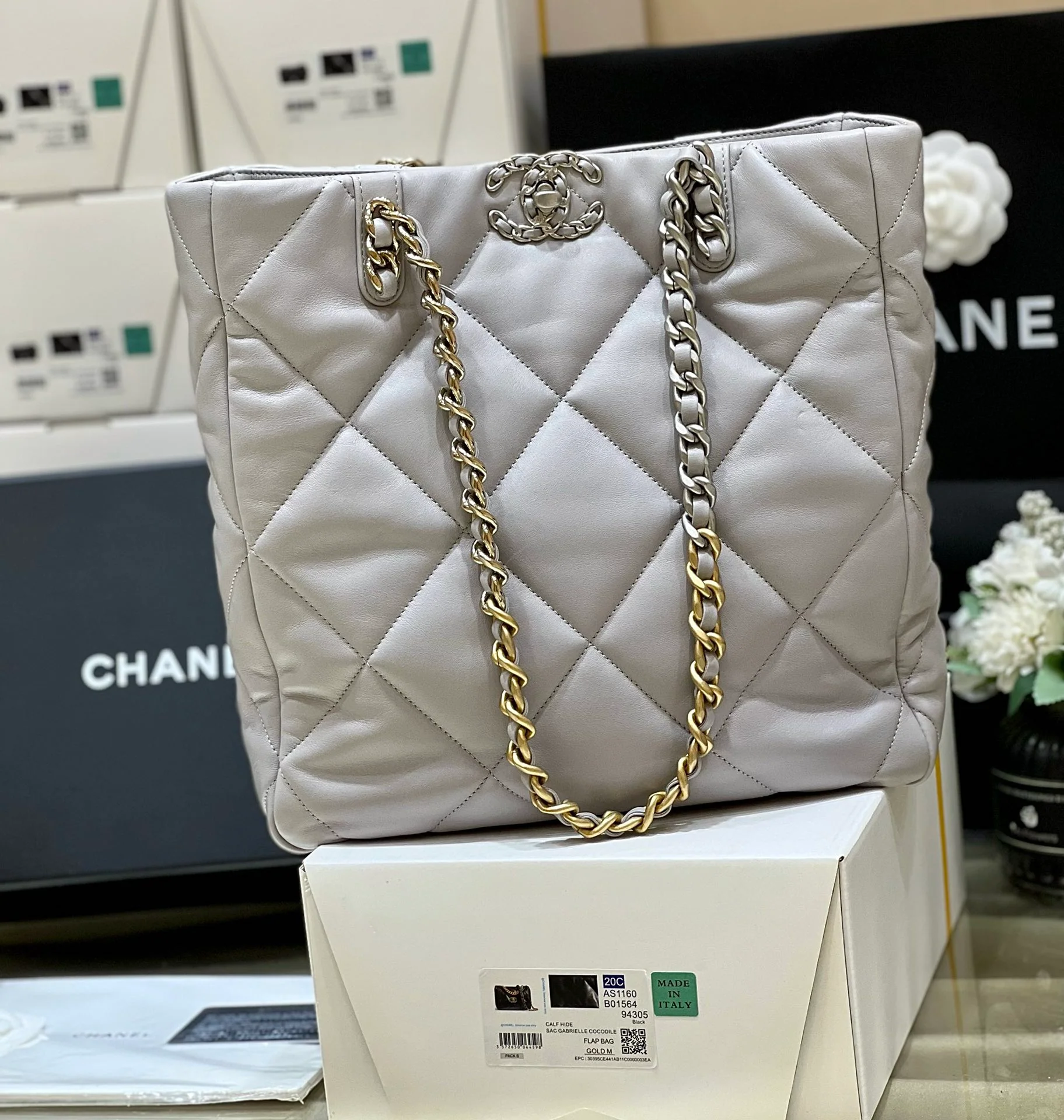 Новинка сезона осень/зима 2022 от Chanel - сумка-шоппер из 19 предметов.
