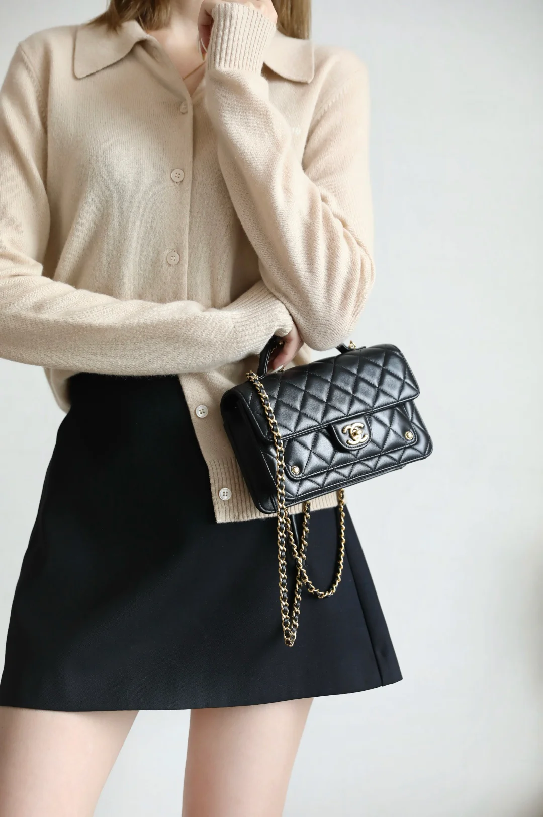 Chanel - Сумка-мессенджер с заклепками - Черная с золотой фурнитурой