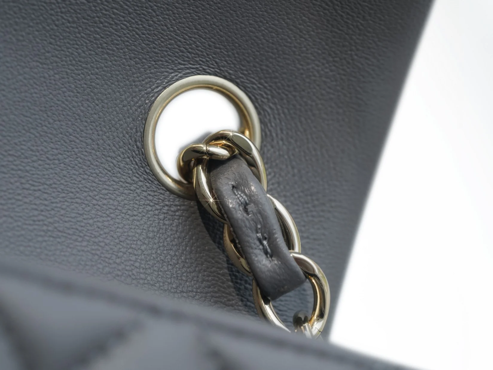 Мини-сумка Chanel CF 20 см, темно-серая, из овечьей кожи, со светло-золотистой пряжкой CF20