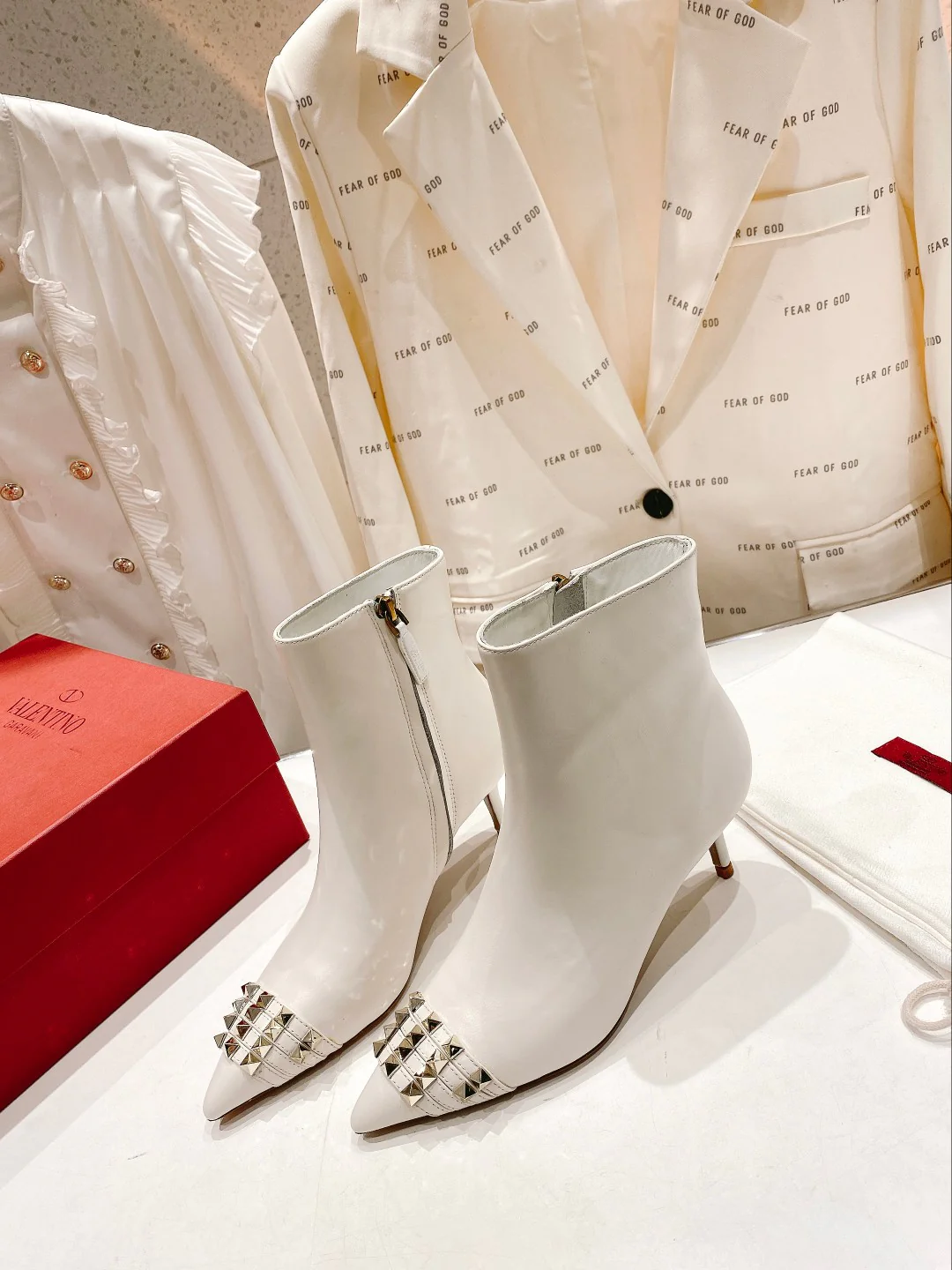 Ботильоны Valentino на шпильке с заклепками - белые