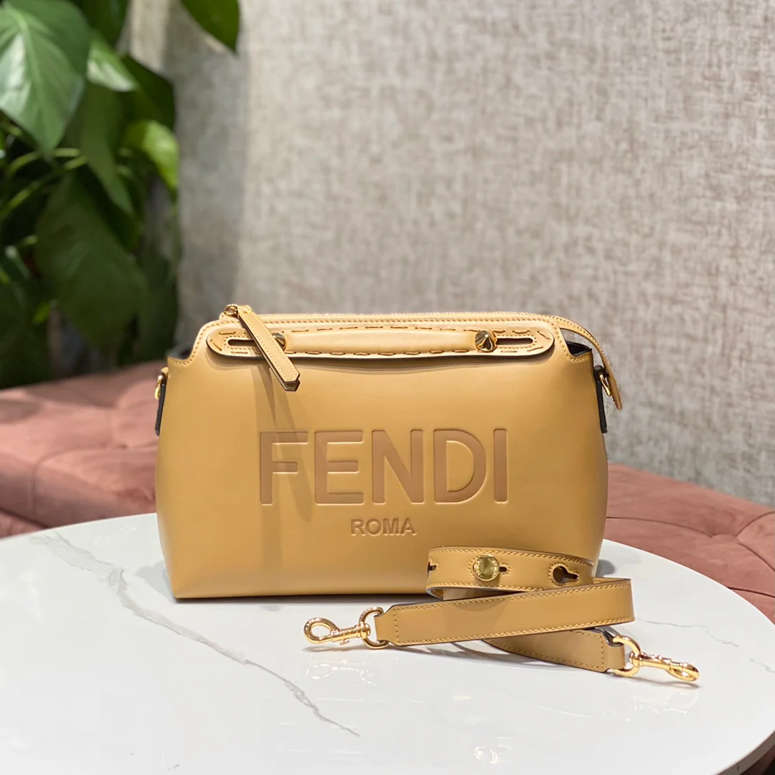Сумка Fendi by Way Boston — абрикосового цвета.