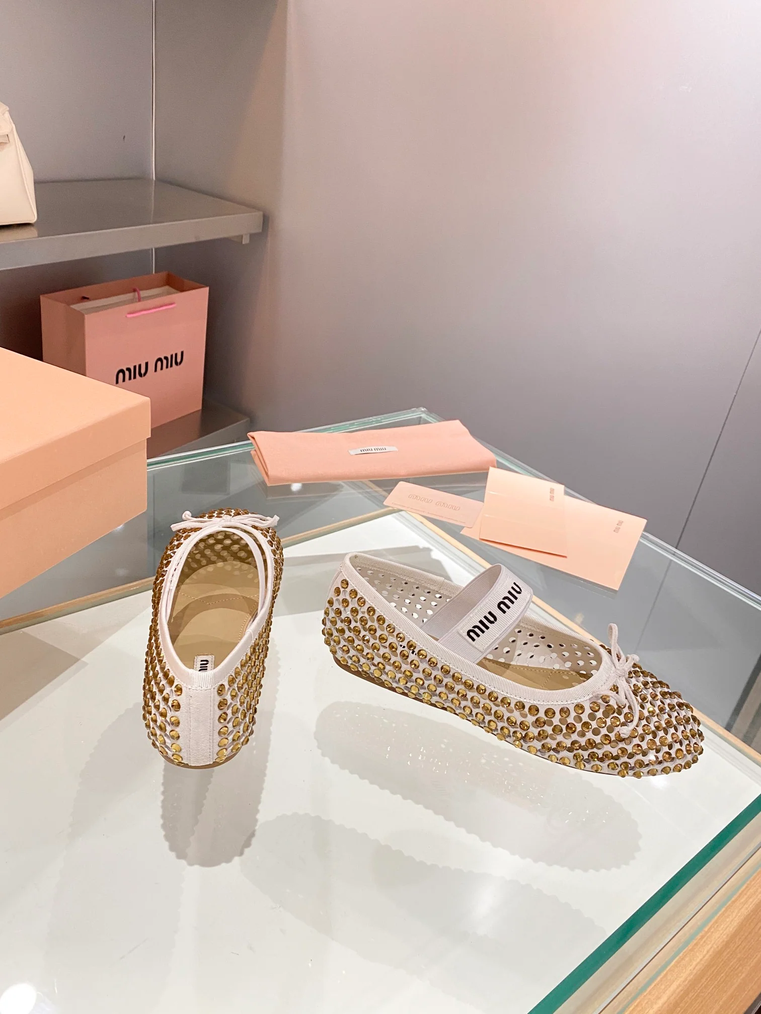 Miu Miu - балетки с ажурной отделкой, украшенные стразами.