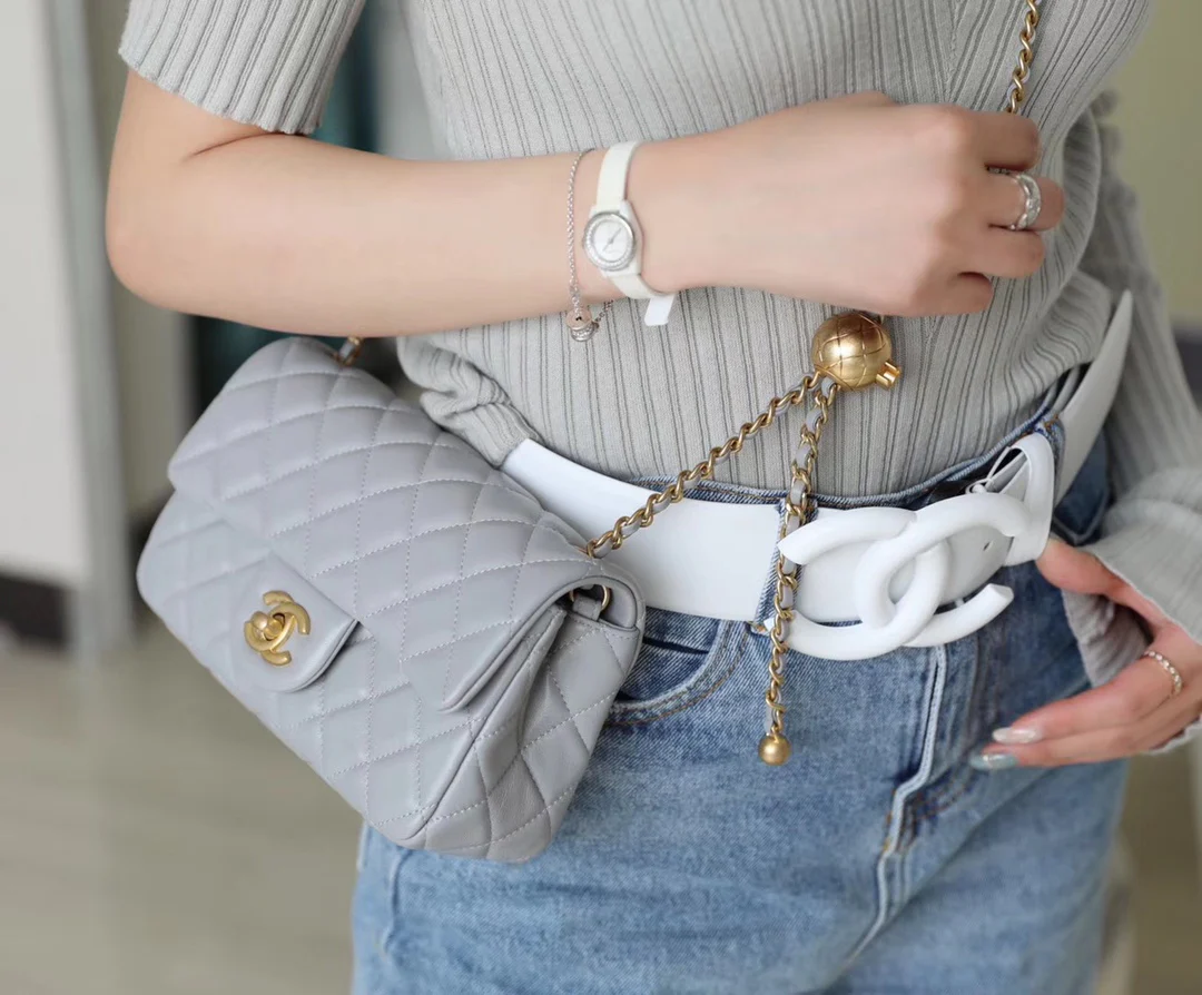 Chanel - Золотая сумка-клапан с шариком из углеродного волокна - Серая