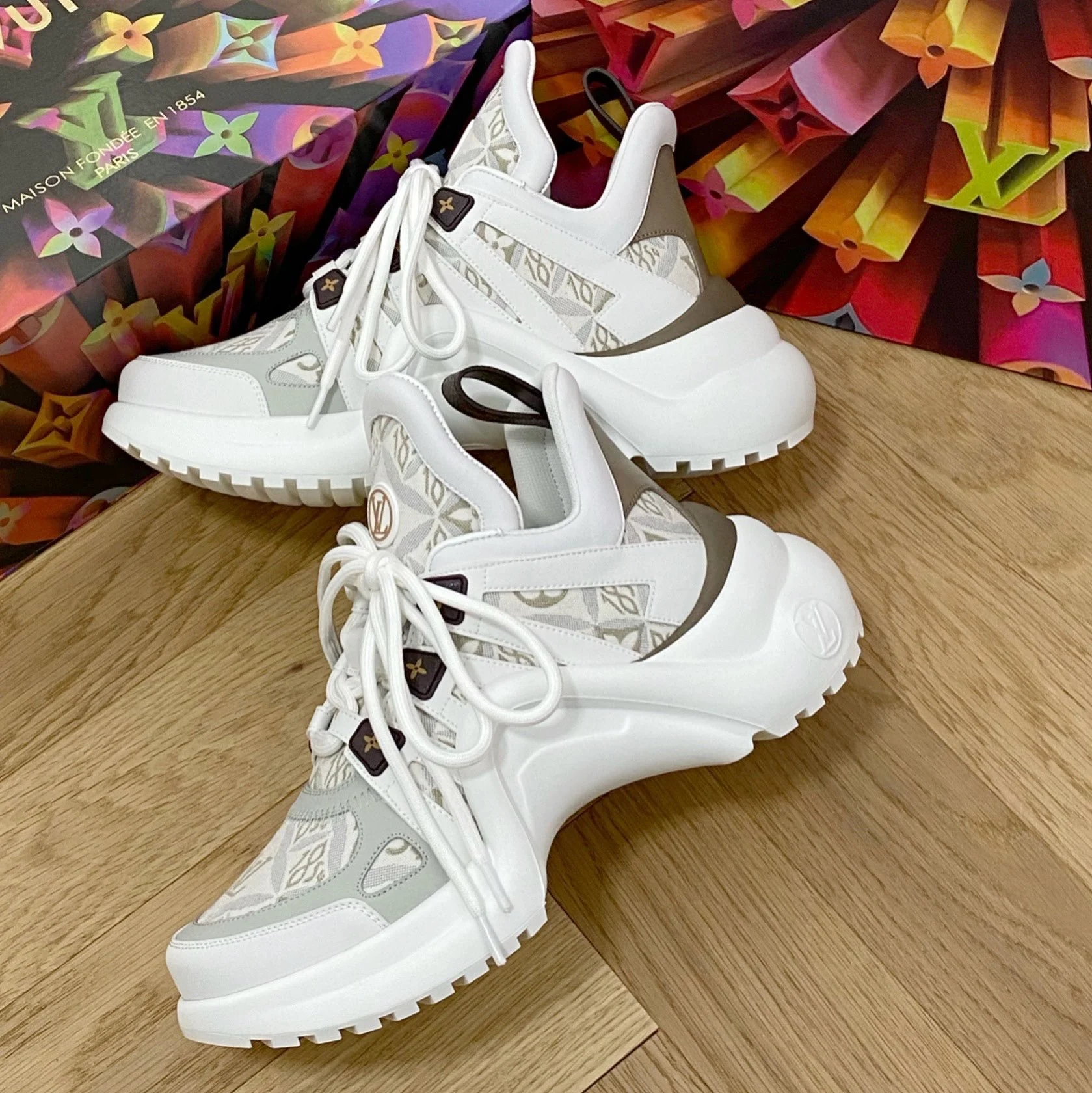 Обувь LV - массивные кроссовки с вышивкой LV - серо-белые