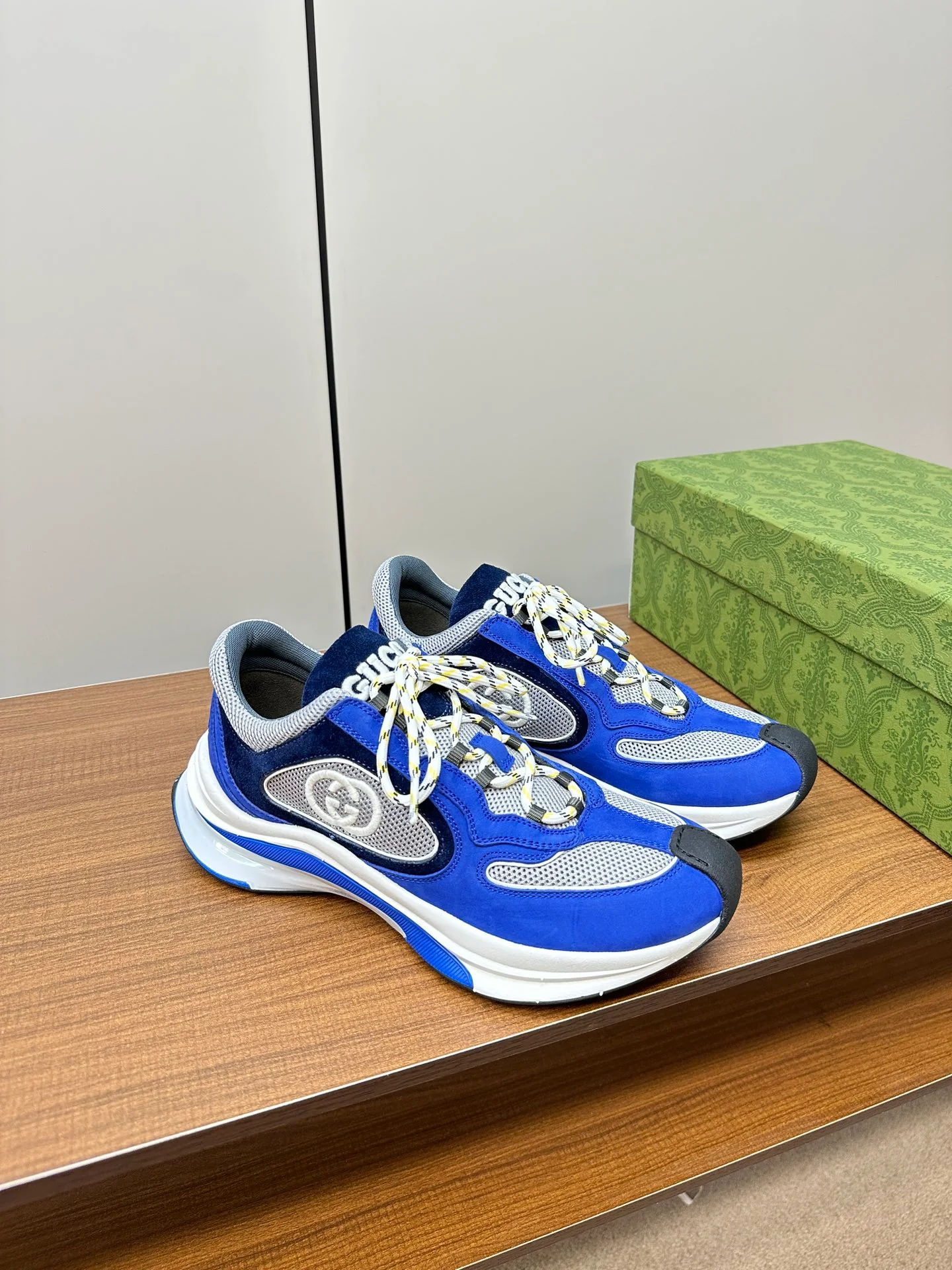 Новинка осенне-зимней коллекции Gucci 2023 — Кроссовки из однотонного вязаного кроя — Унисекс — Синие