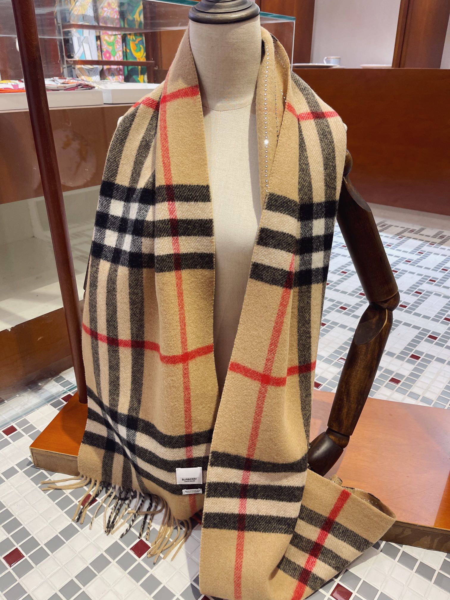 Burberry - Роскошный, но в то же время повседневный - Длинный шарф в клетку с кристаллами - Бестселлер