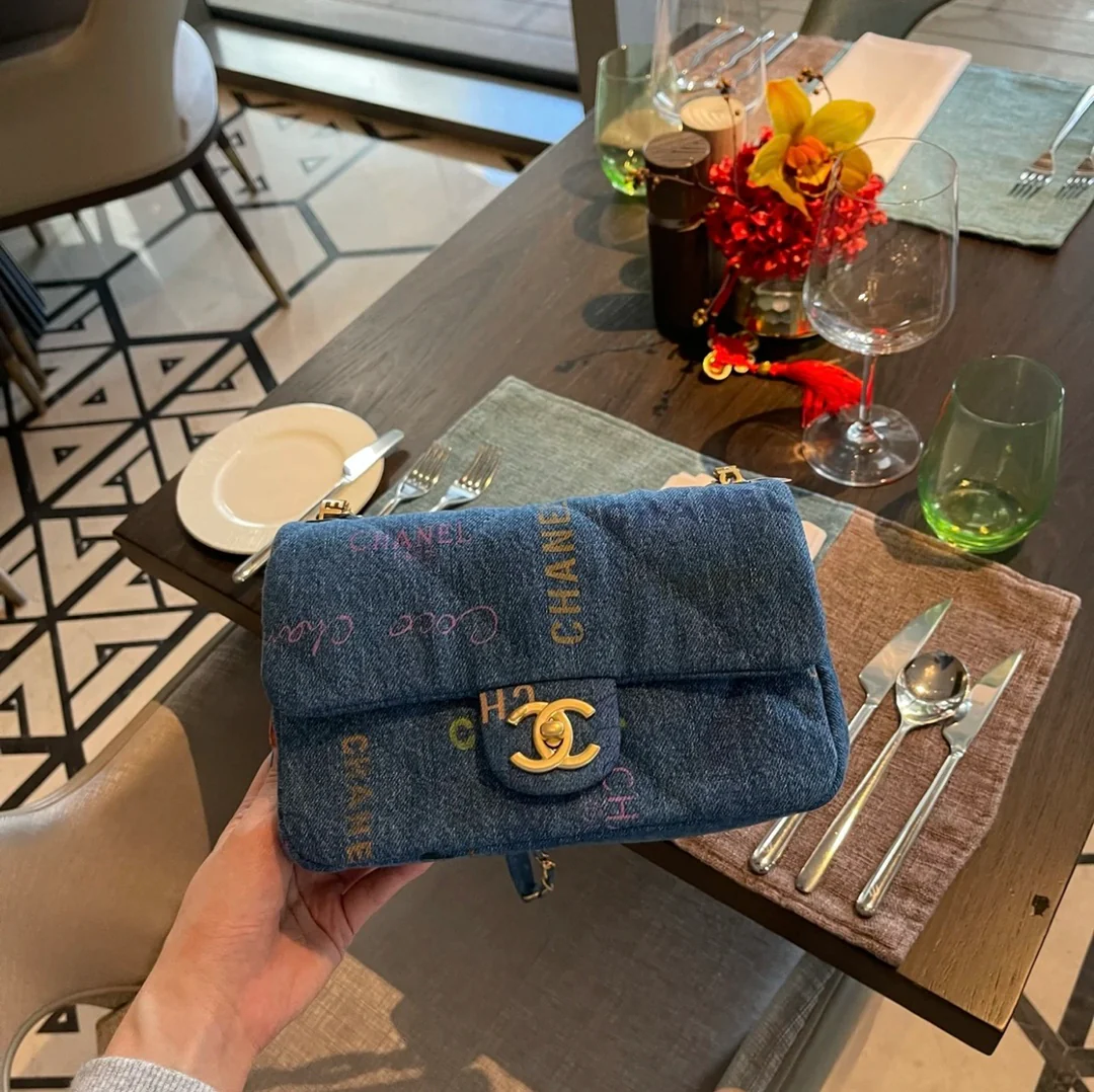 Сумка Chanel из коллекции весна/лето с граффити и джинсовой отделкой - CF Bag - 28 см