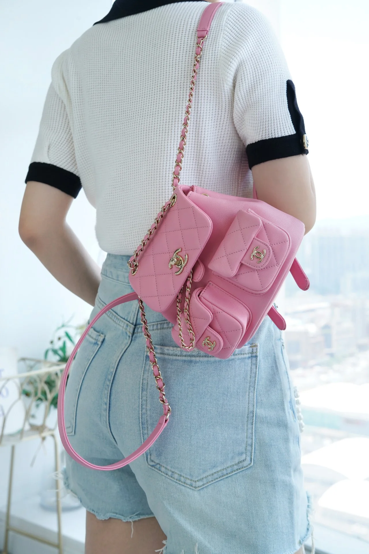 Коллекция Chanel Весна/Лето 2023 - Duma - Однотонный рюкзак из телячьей кожи - Розовый - Мини