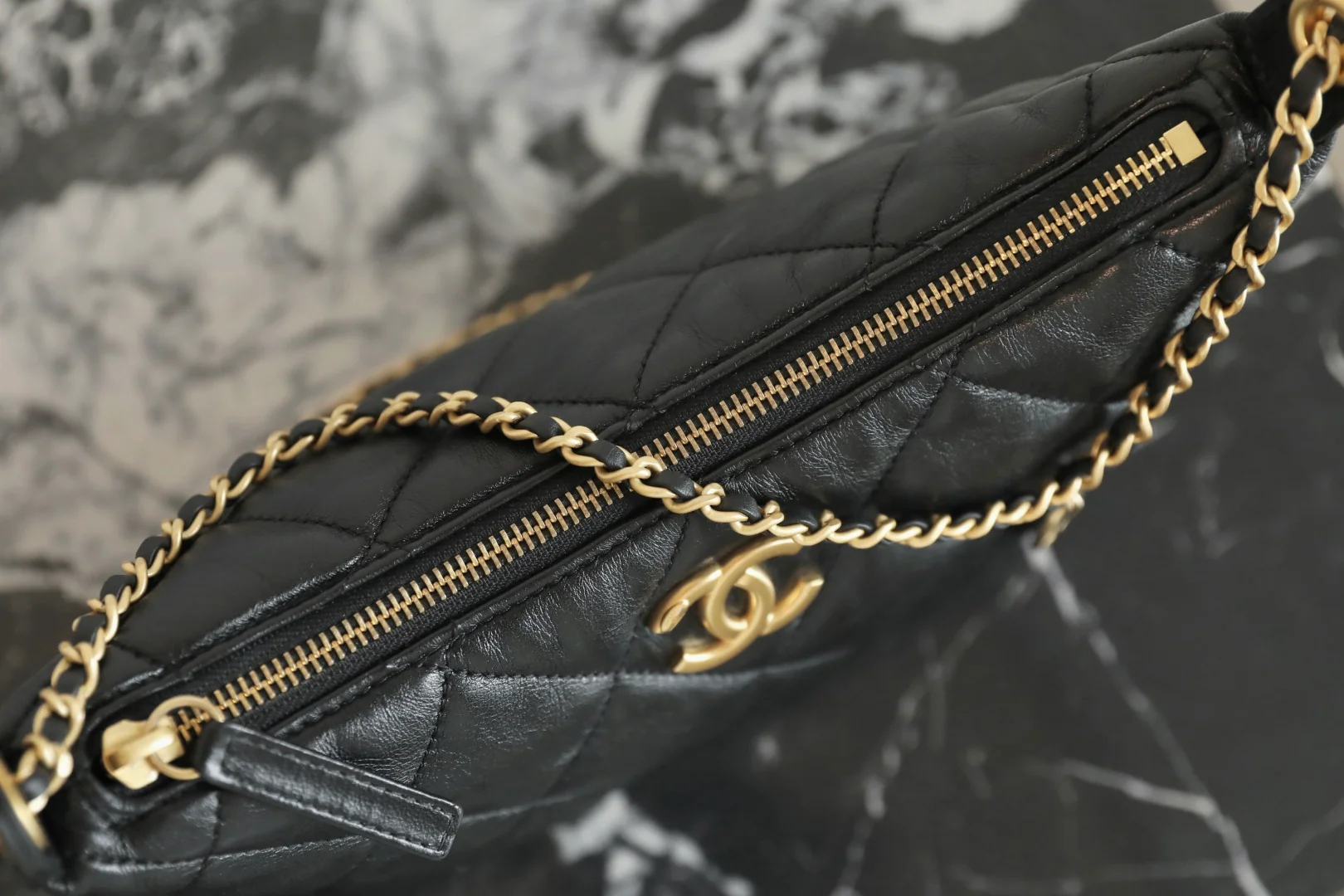 Chanel - ??? - Сумка-мешок на цепочке с монетами - Черная с золотой пряжкой