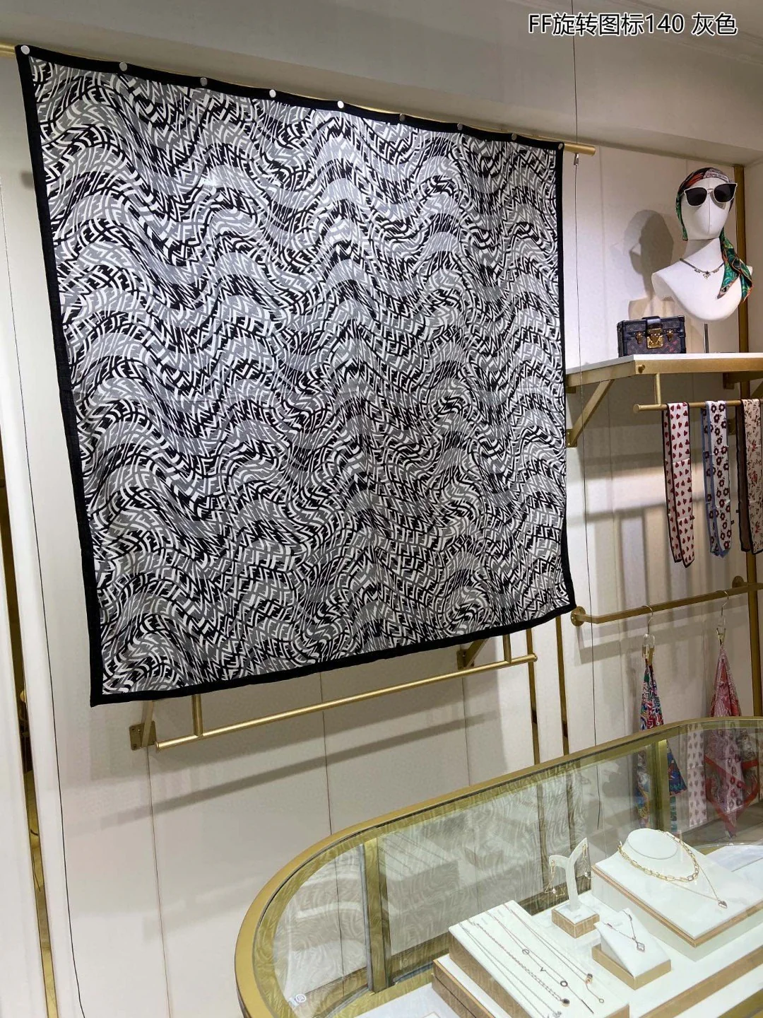 Квадратный шарф Fendi Rotating Icon, 140 см - 70% высококачественный кашемир - 30% шелк