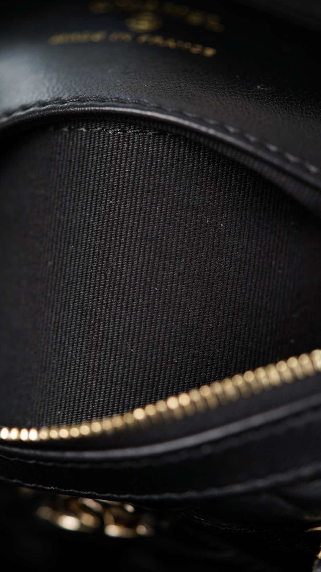 Сумка Chanel 25c Boston Bowling Bag — черно-золотая.