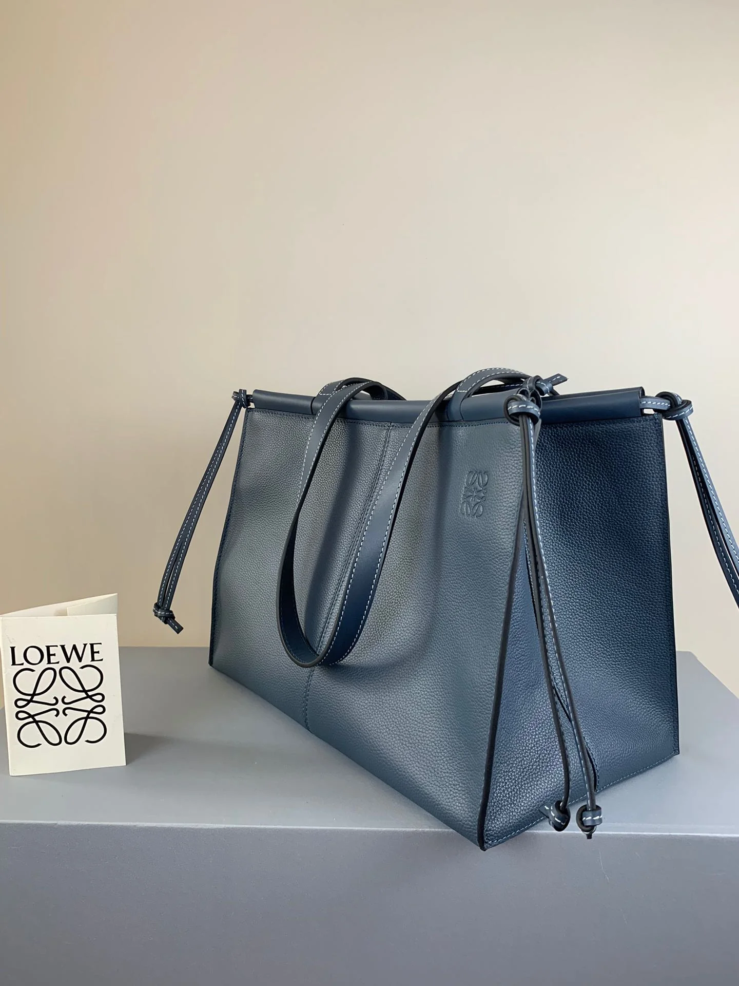 Сумка-тоут Loewe из телячьей кожи, темно-синяя