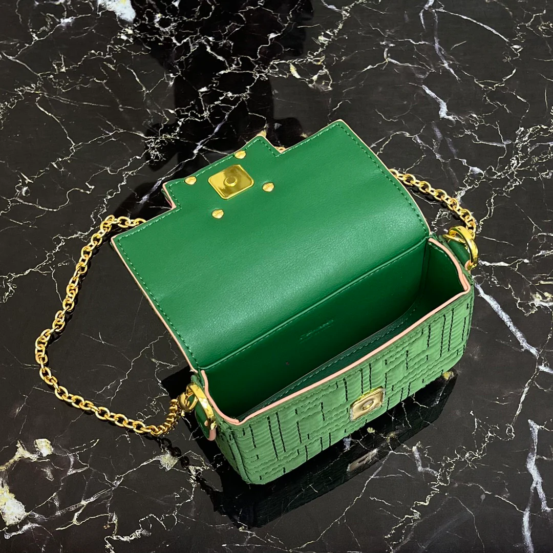 Маленькая зеленая сумка-багет Fendi Baguette Nano Bag