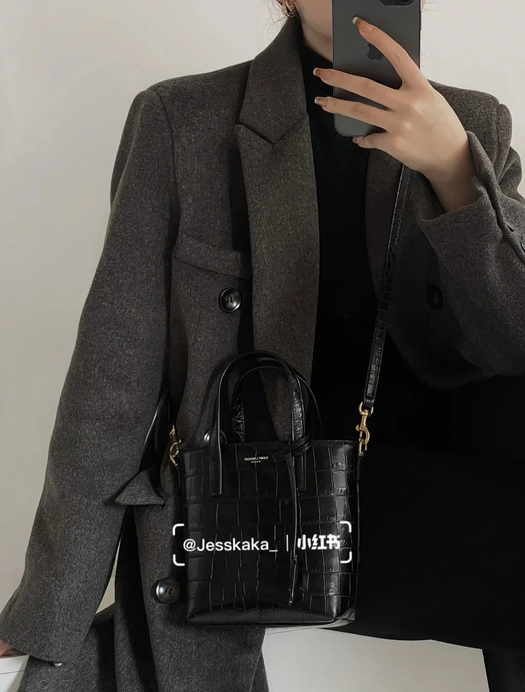 Мини-сумка YSL с крокодиловым принтом — черная — на фото.