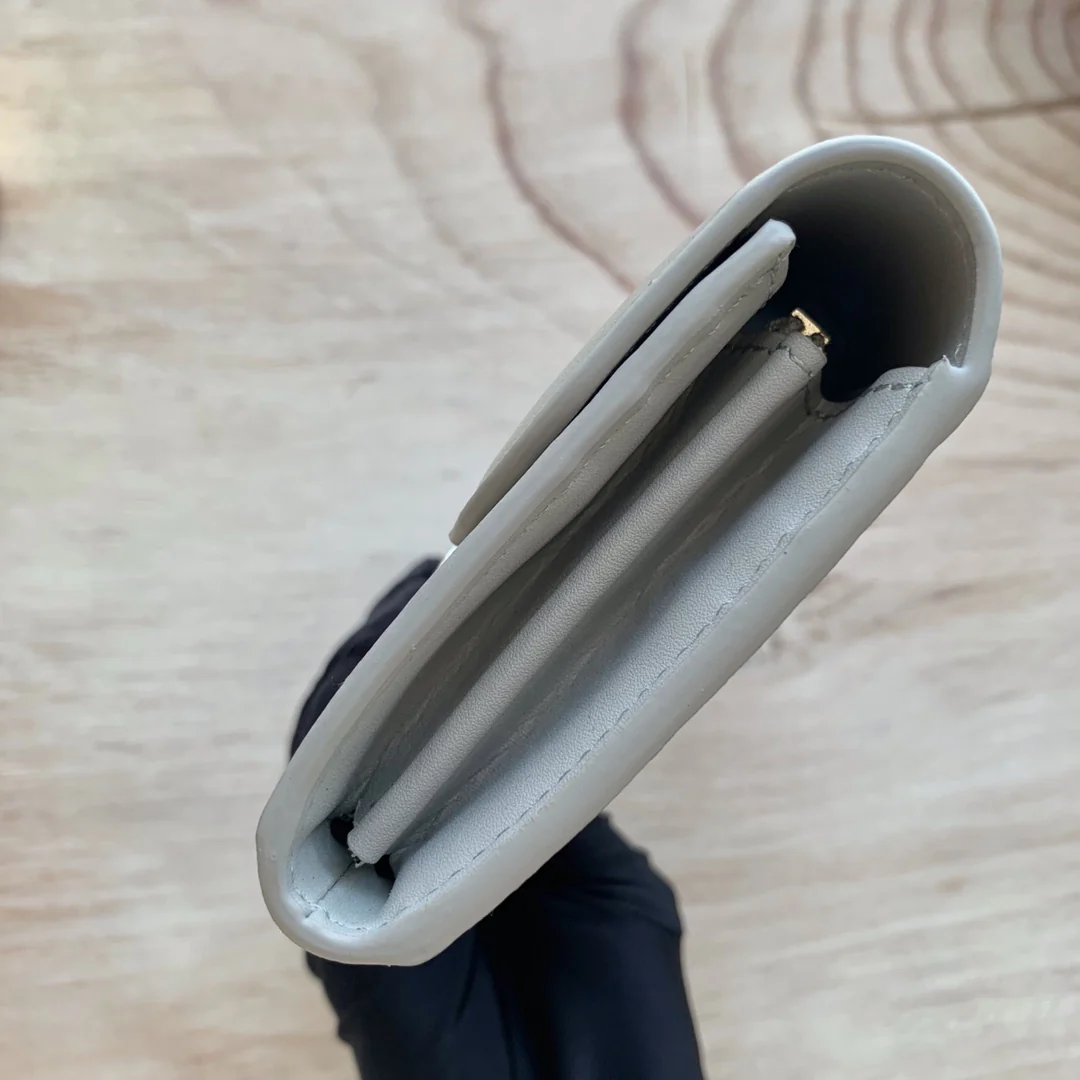 Celine TRIOMPHE 大号亮泽光滑羊皮革翻盖长夹