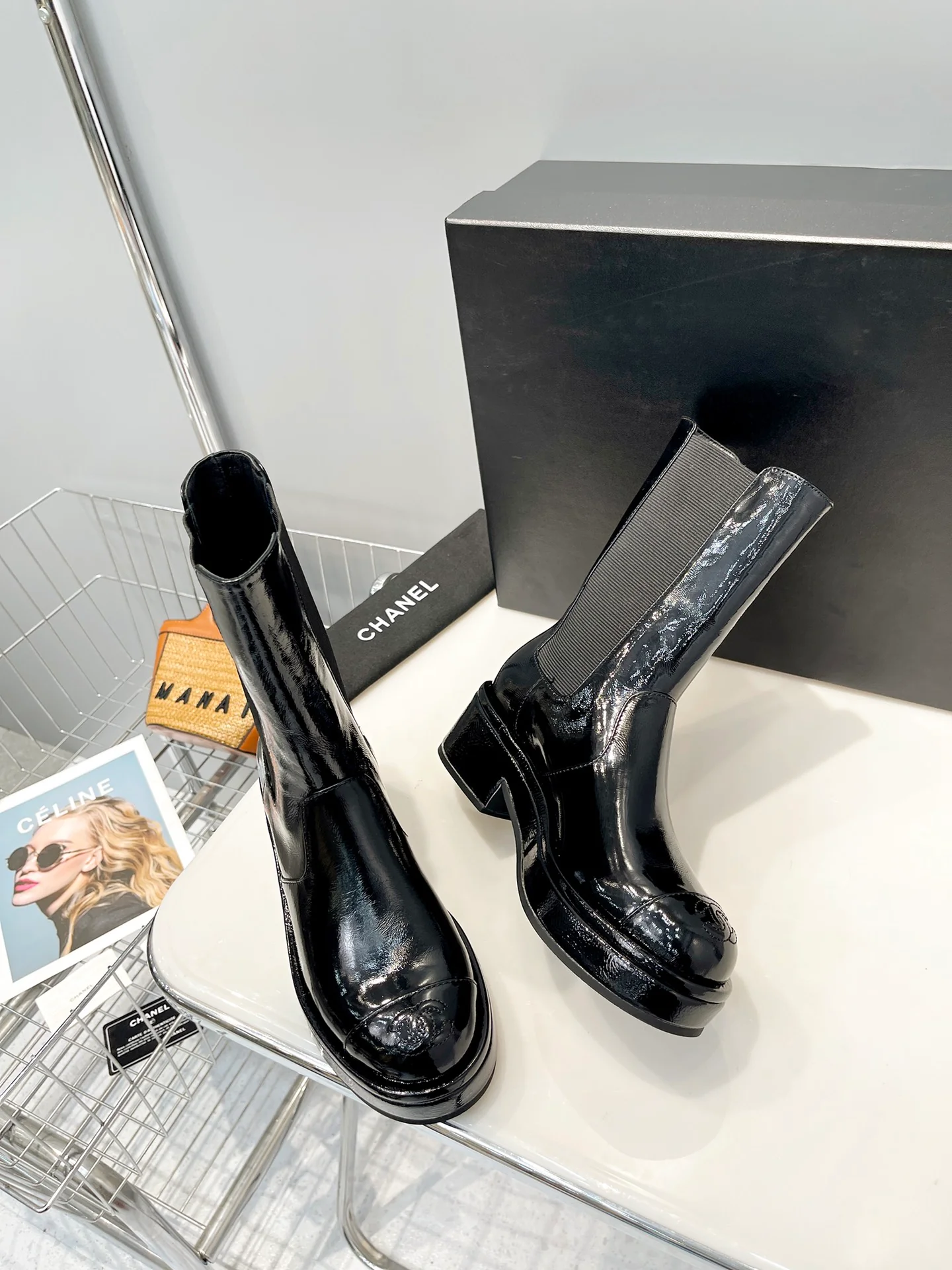 Коллекция Chanel осень/зима 2022: сапоги до середины икры премиум-класса - черные